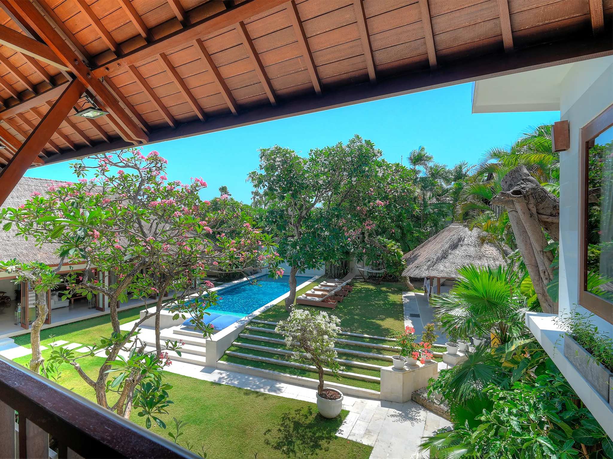 Casa Evaliza - Fantastic view of the pool and lawn area from the master suite pavilion balcony