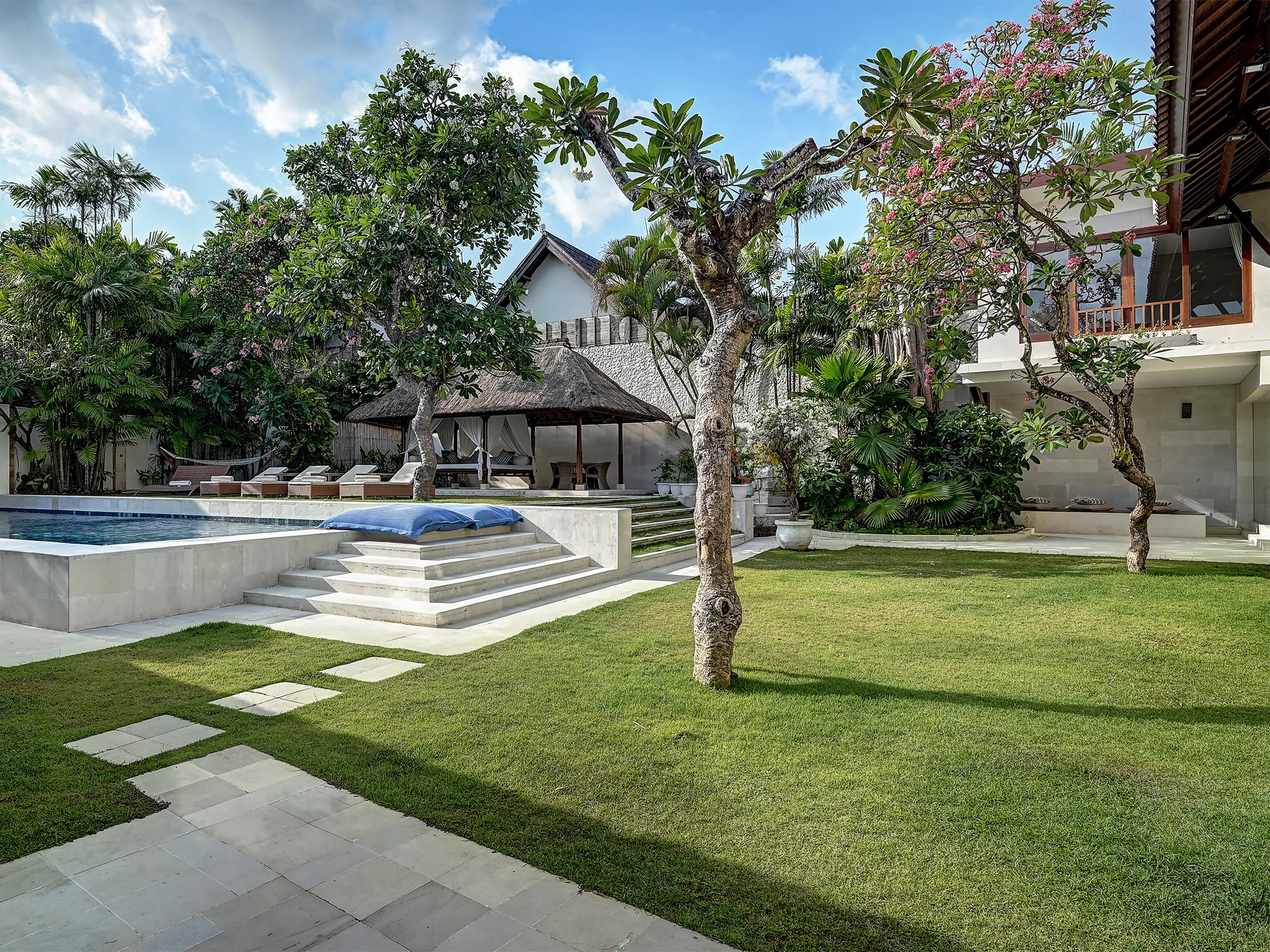 Casa Evaliza - Expansive lawn and pool area