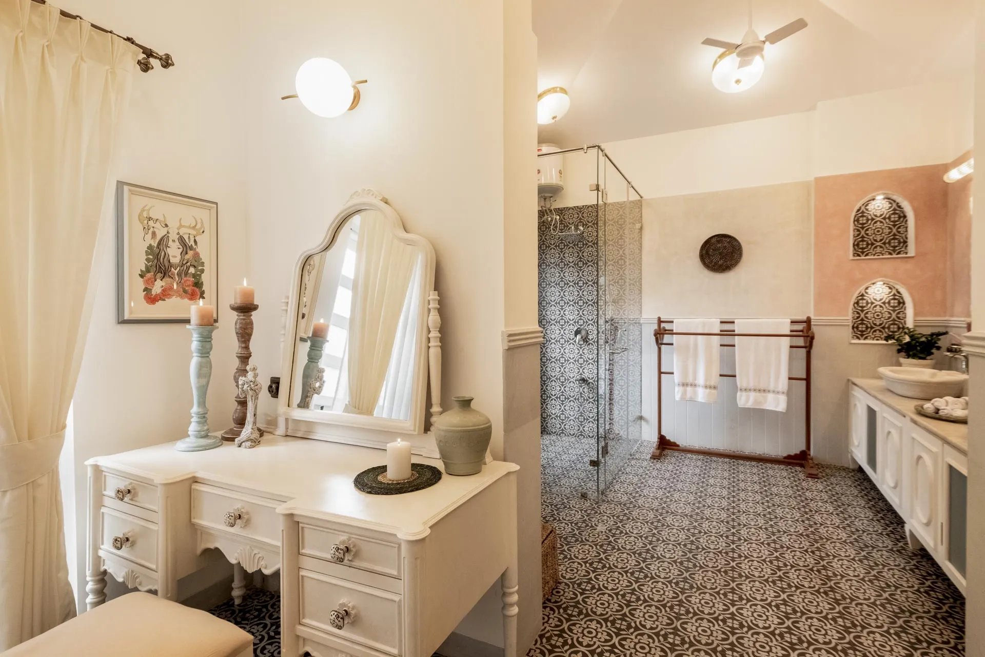 Castello Villa 5 - Bathroom and dresser