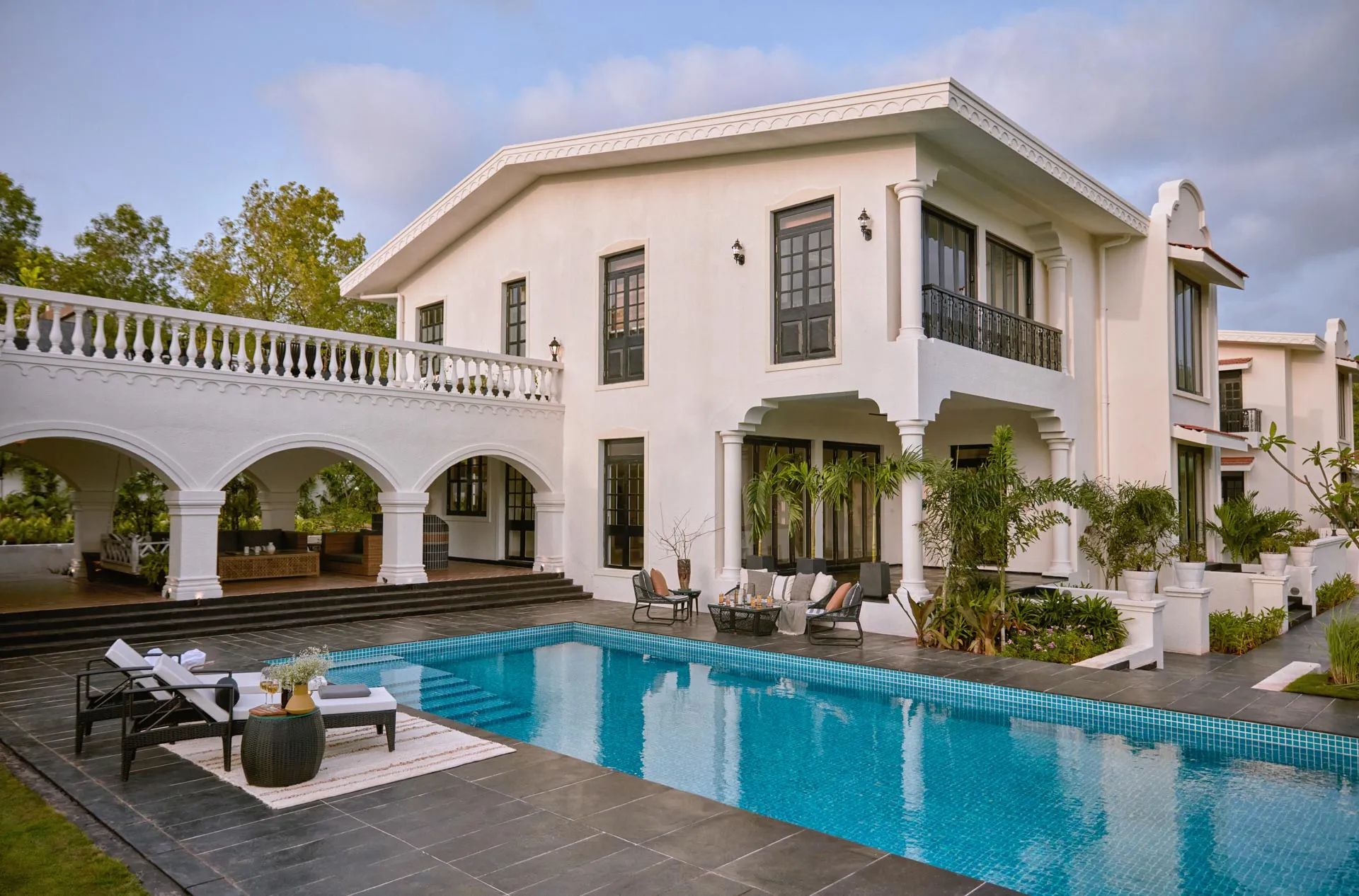 Estate de Frangipani - Poolside