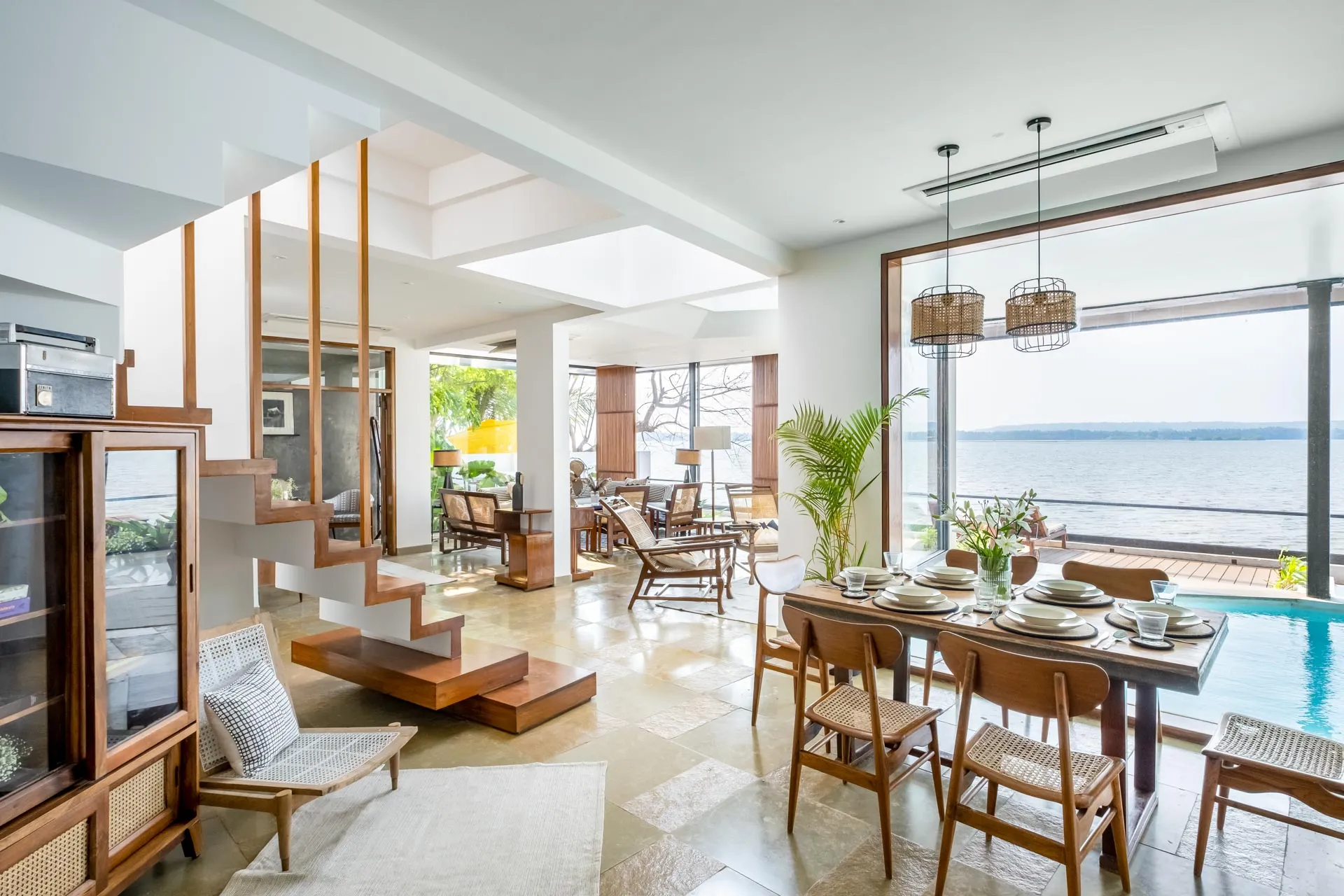 Glasshouse On The Bay - Living and dining area