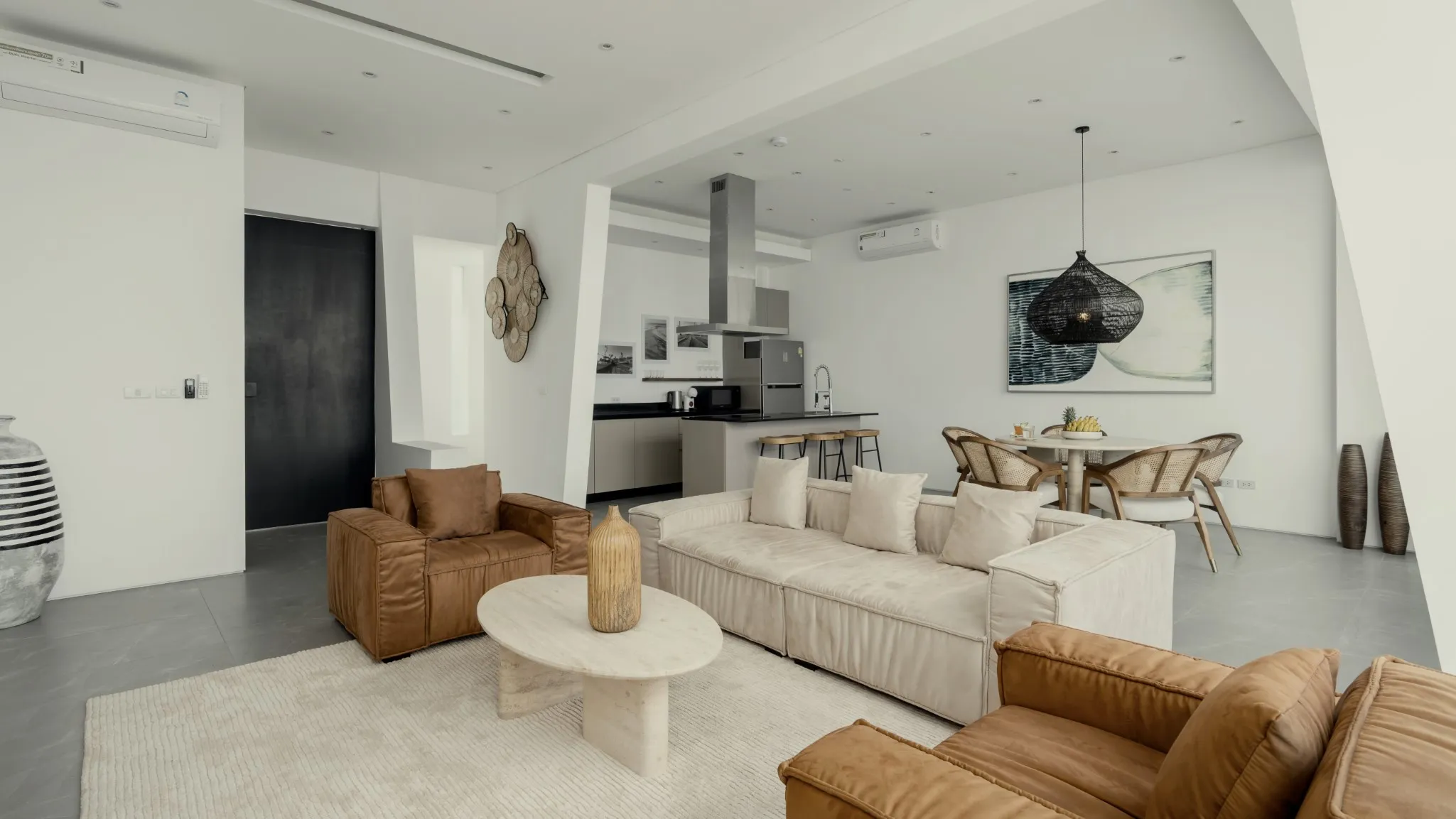 Golden Lotus - The Flourish Villa - Airy living and dining area