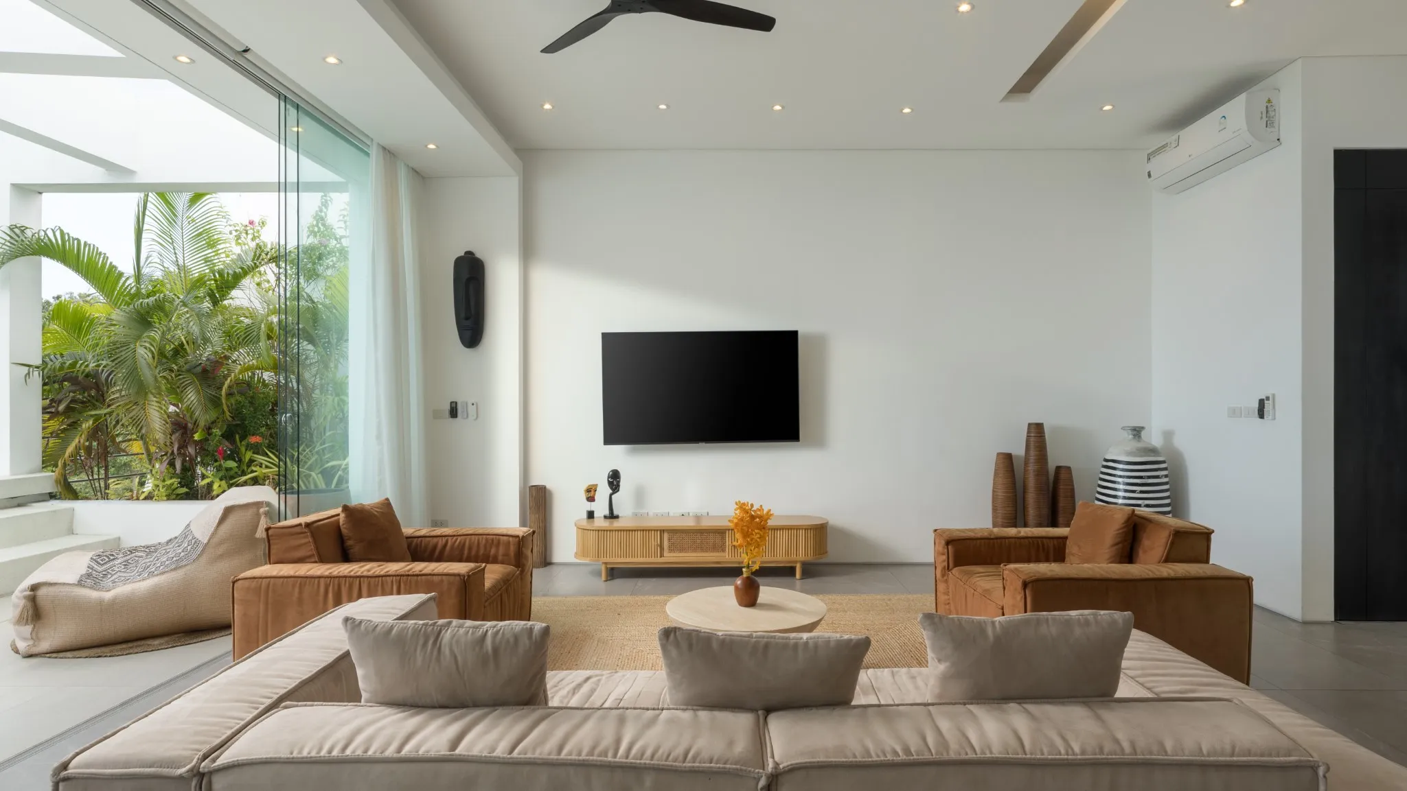 Golden Lotus - The Flourish Villa - Restful living area