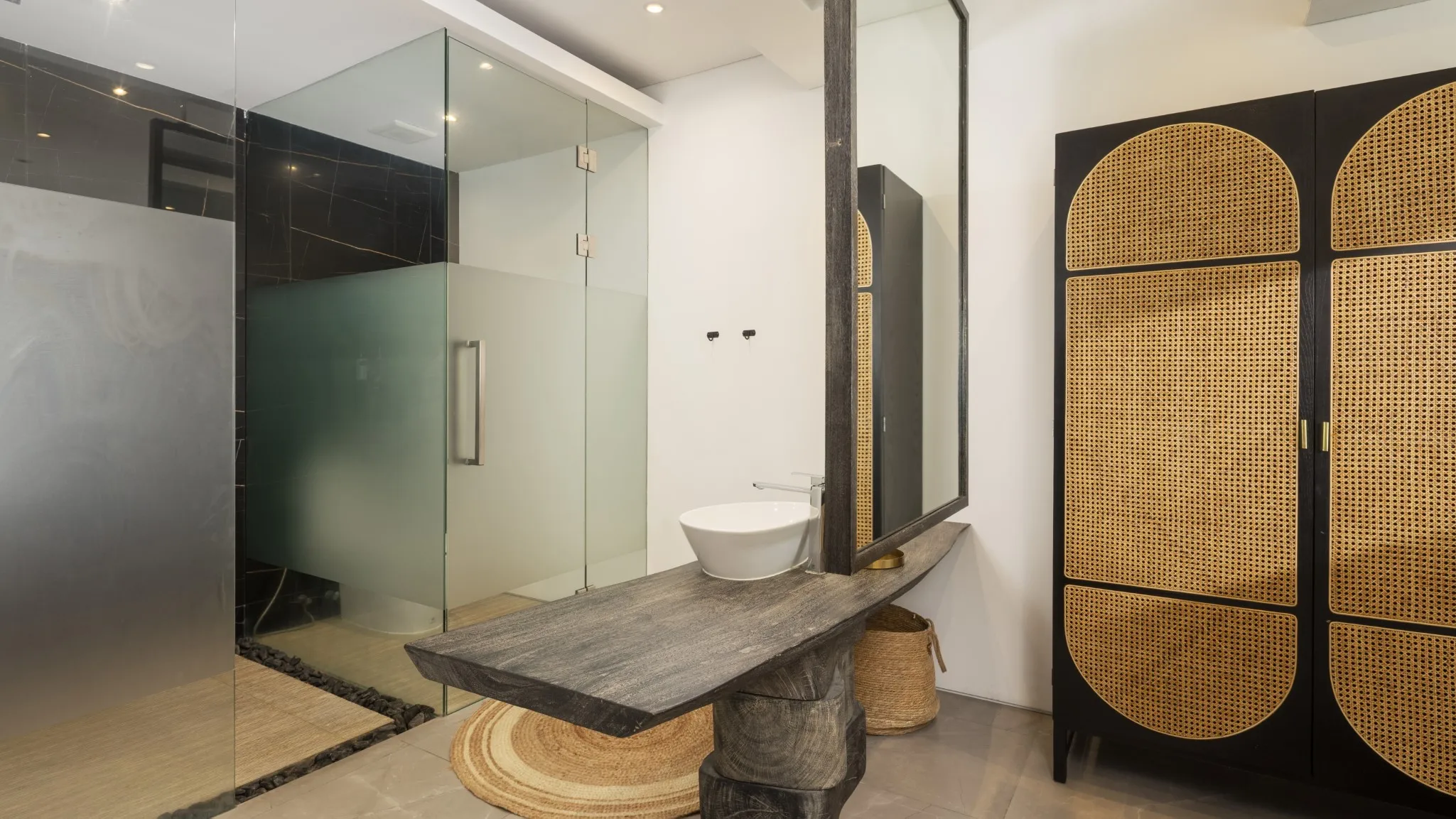 Golden Lotus - The Flourish Villa - Master bedroom ensuite