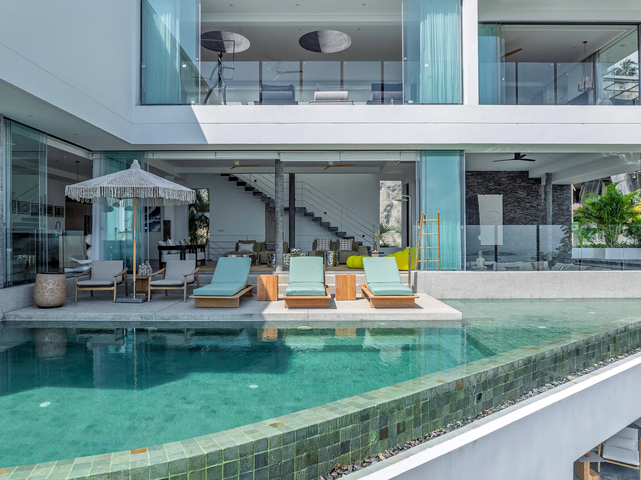 Golden Lotus - Villa Vie - Breezy pool area