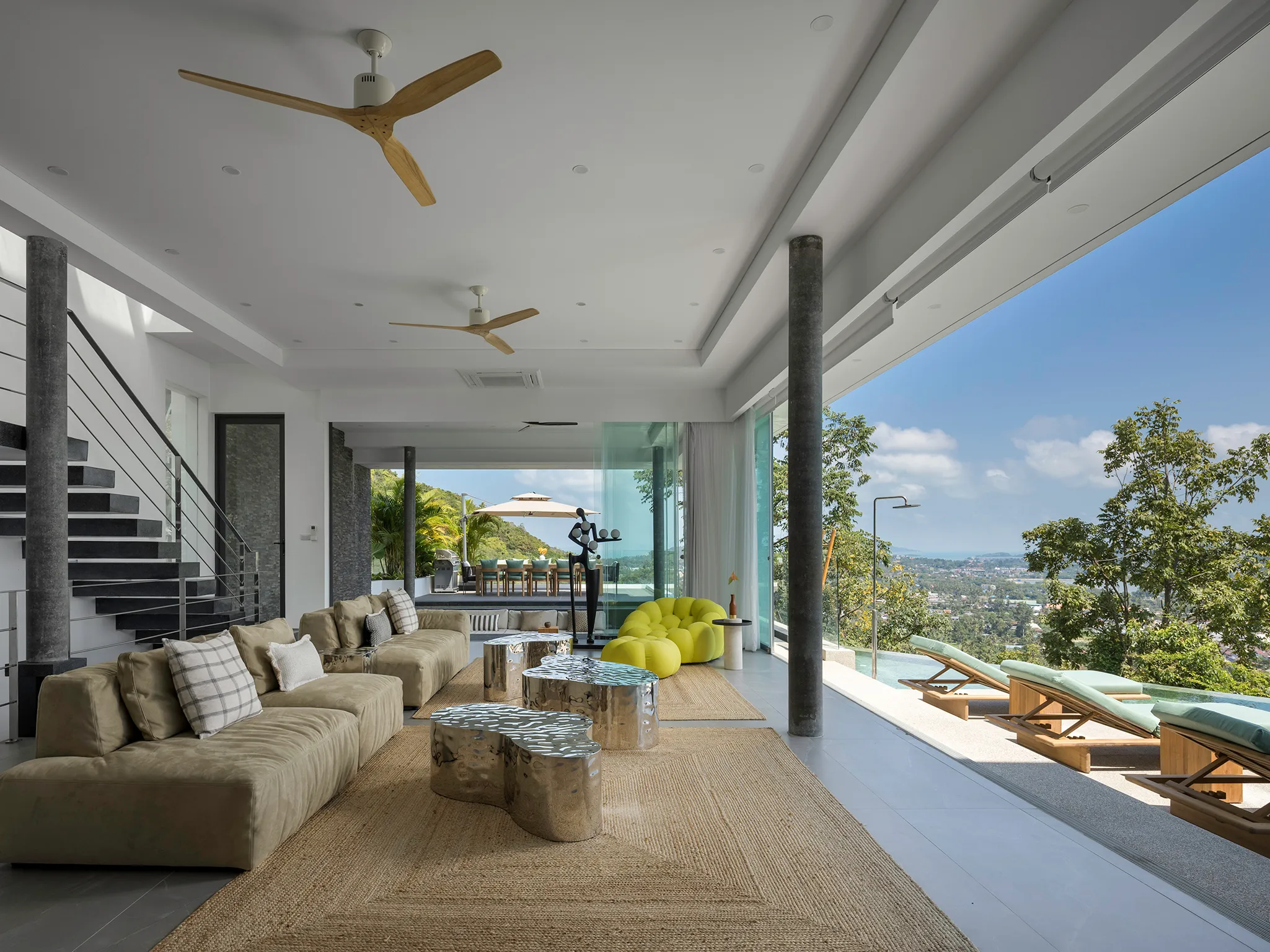 Golden Lotus - Villa Vie - Main floor living area