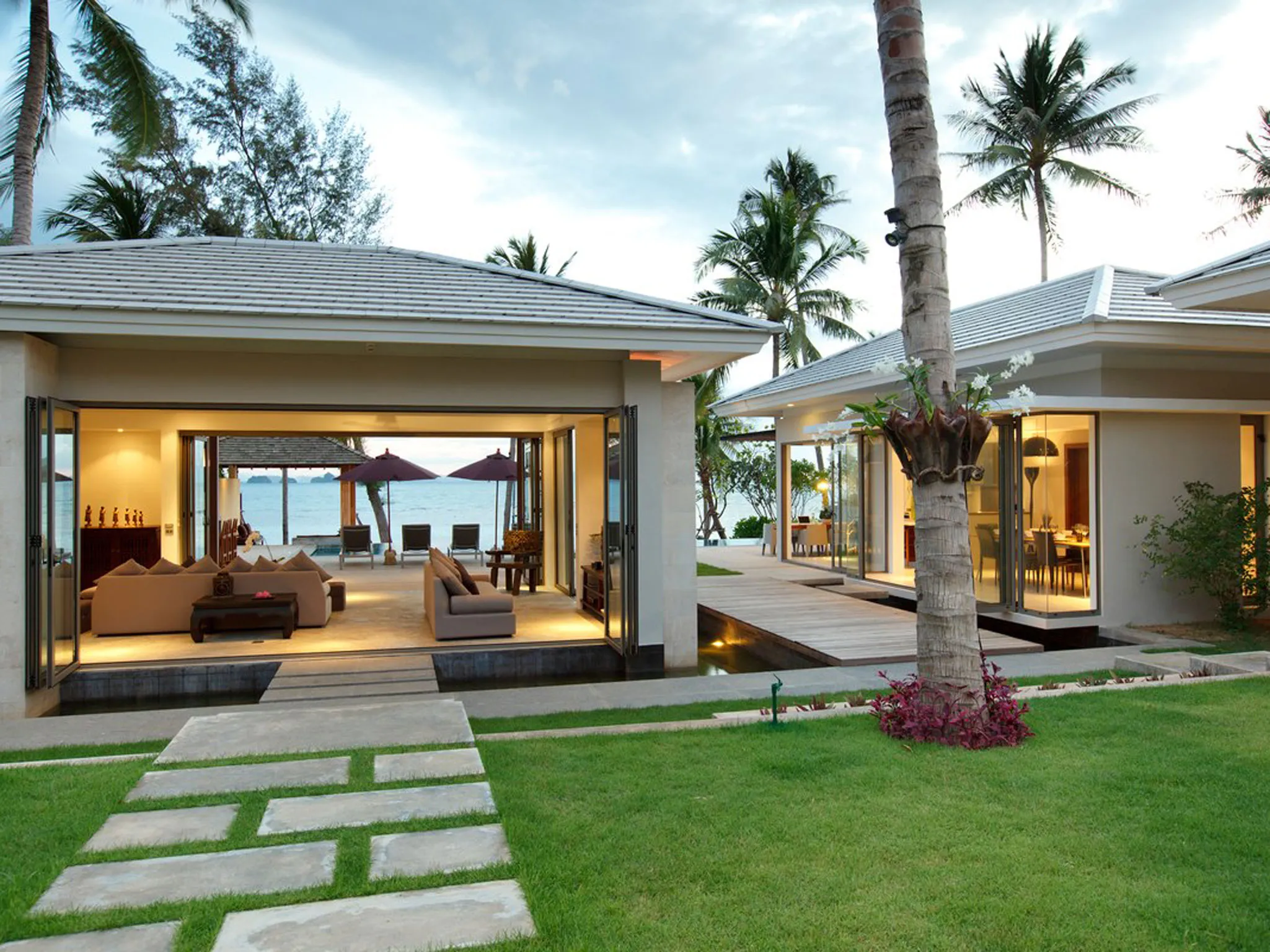 Inasia - Garden passage to the living area