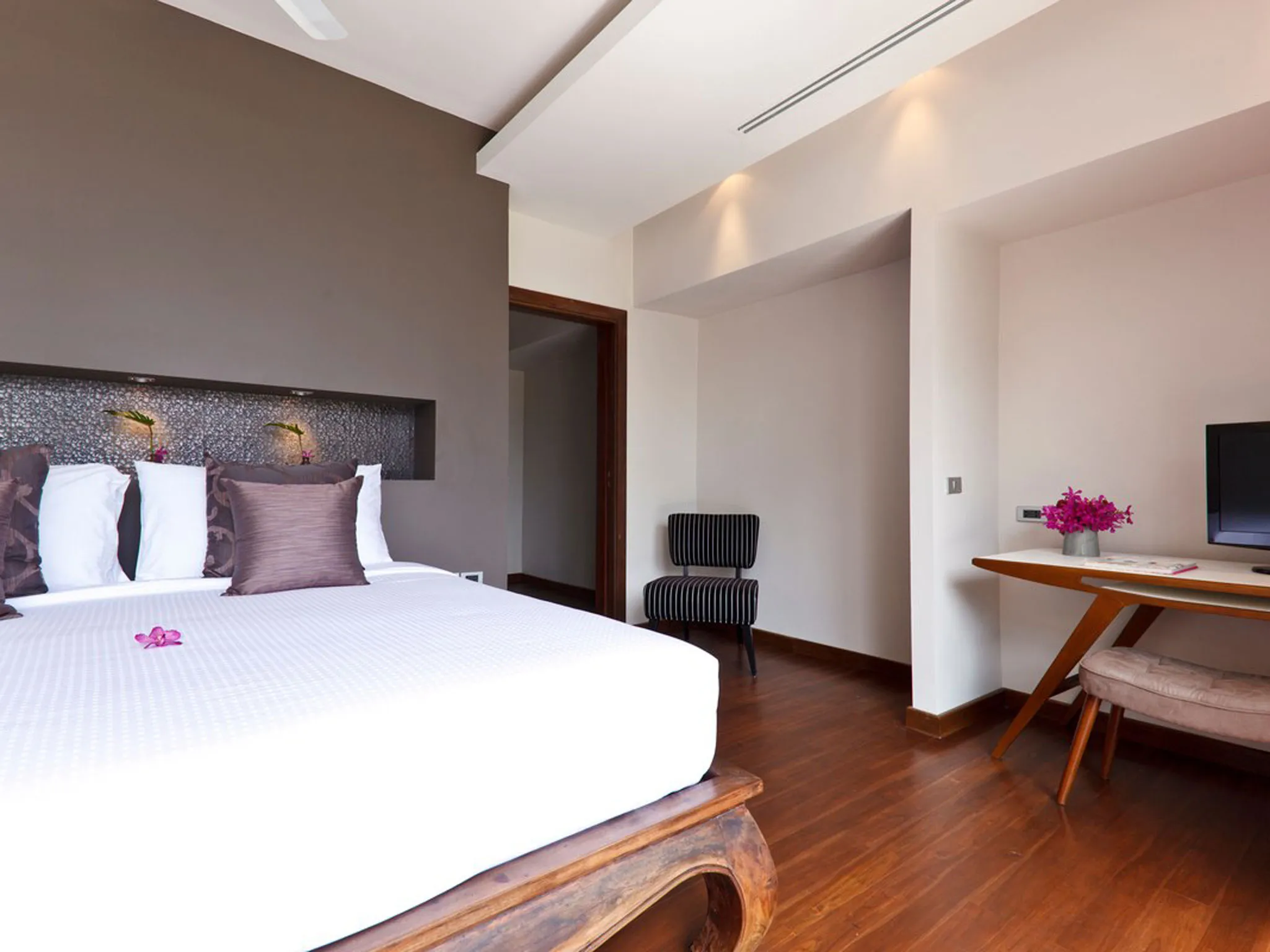 Inasia - Comfortable bed design