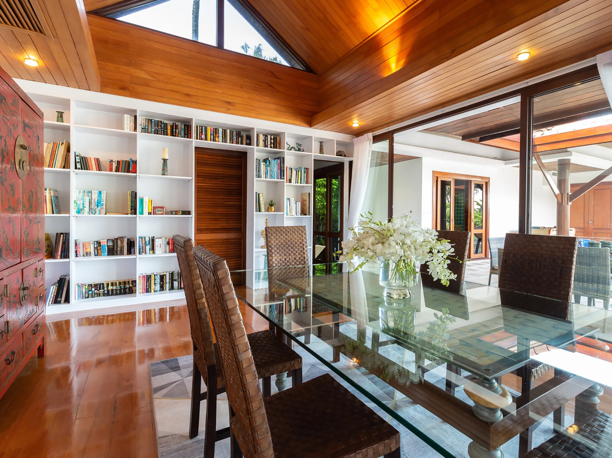 Infinity View - Dining area and book corner
