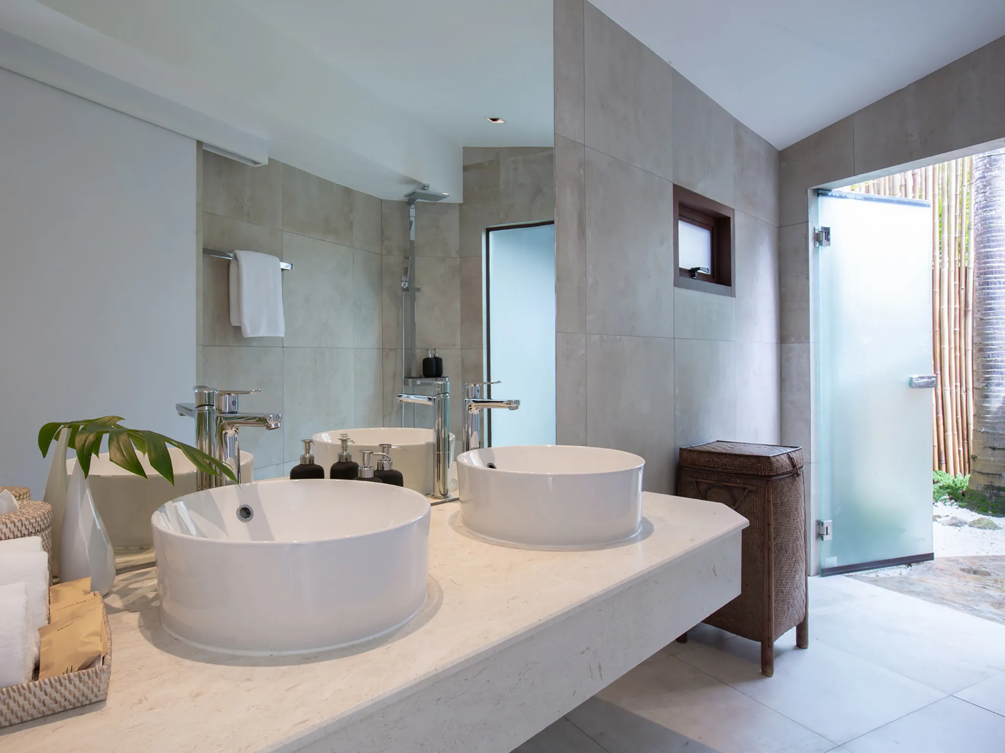 Infinity View - Guest suite 2 bathroom design