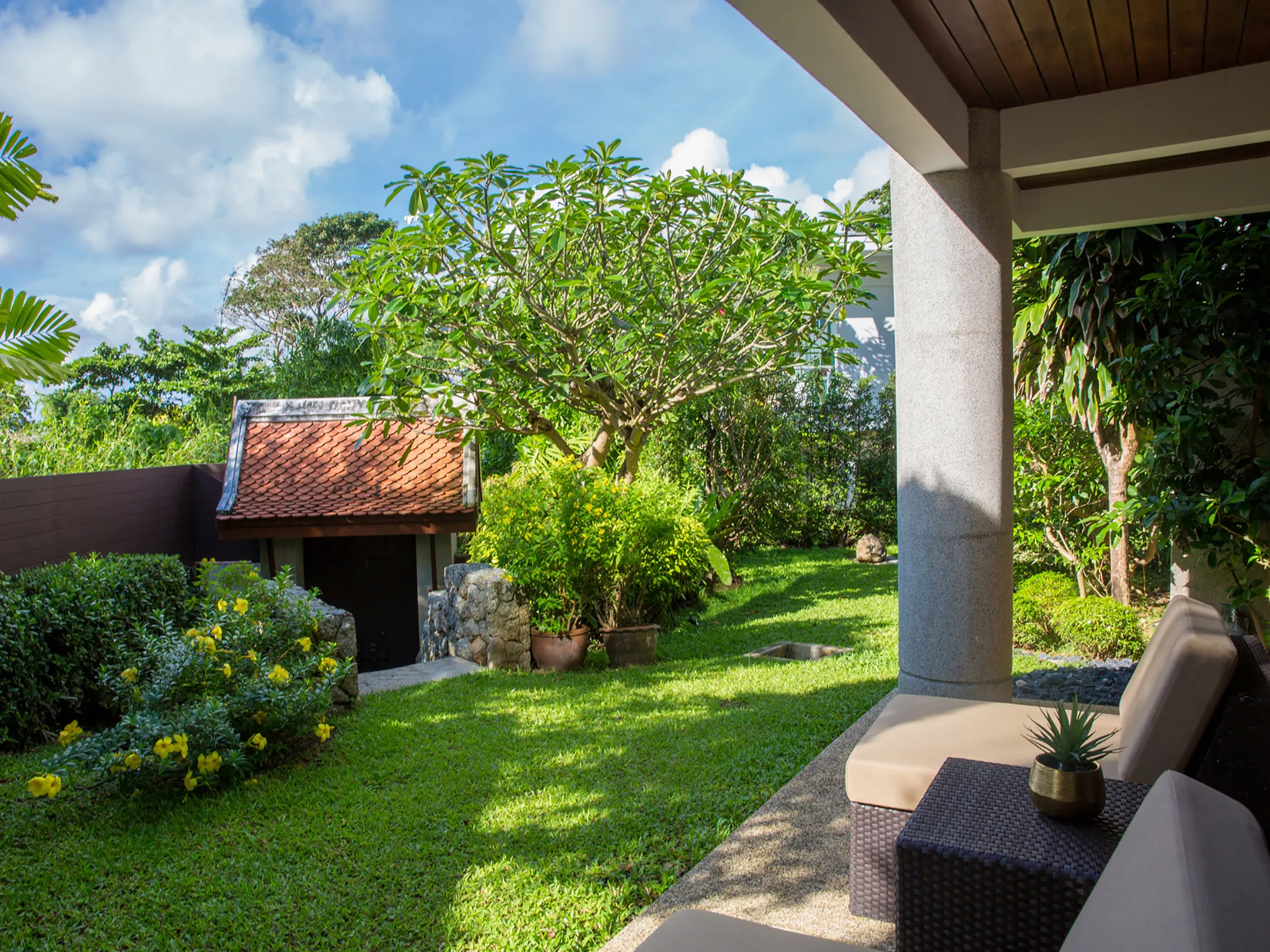 Infinity View - Villa garden and hallway