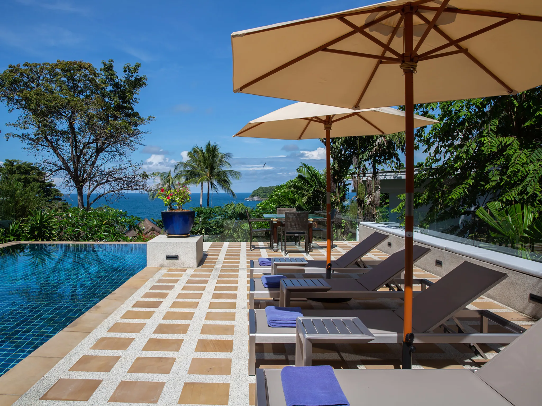 Infinity View - Pool and sunloungers
