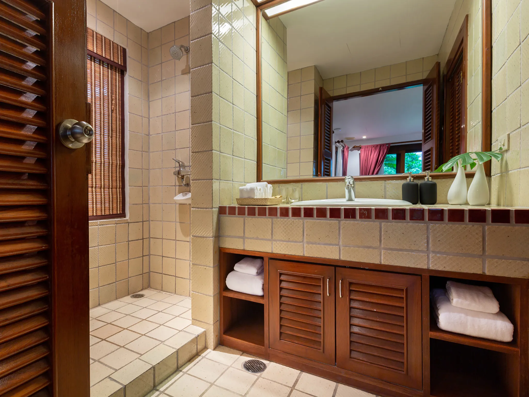 Infinity View - Bathroom at bedroom 4
