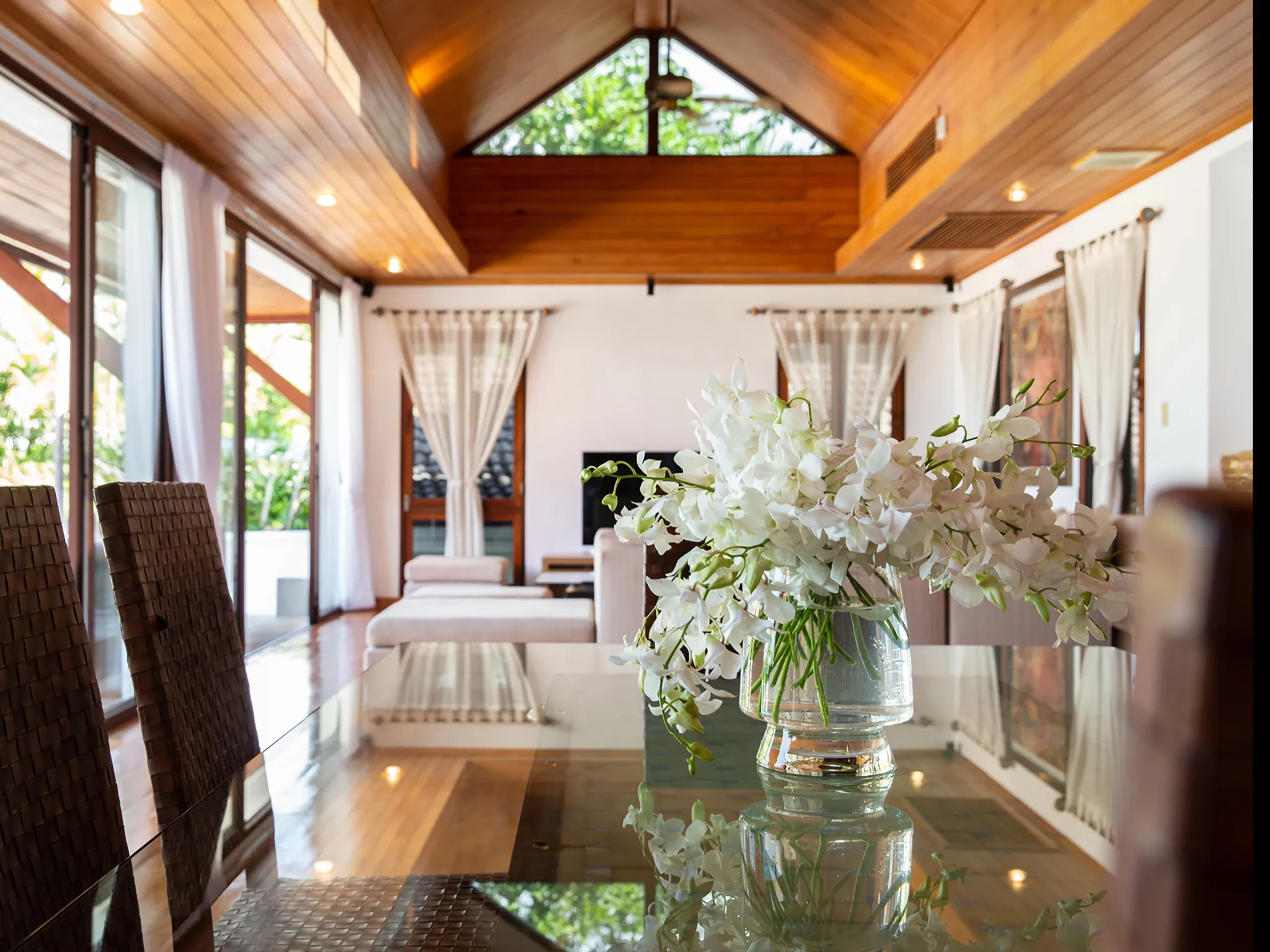 Infinity View - Dining and living room view