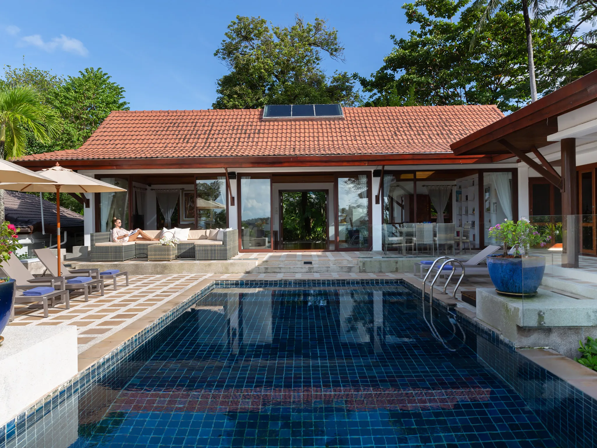 Infinity View -  Pool lounging area
