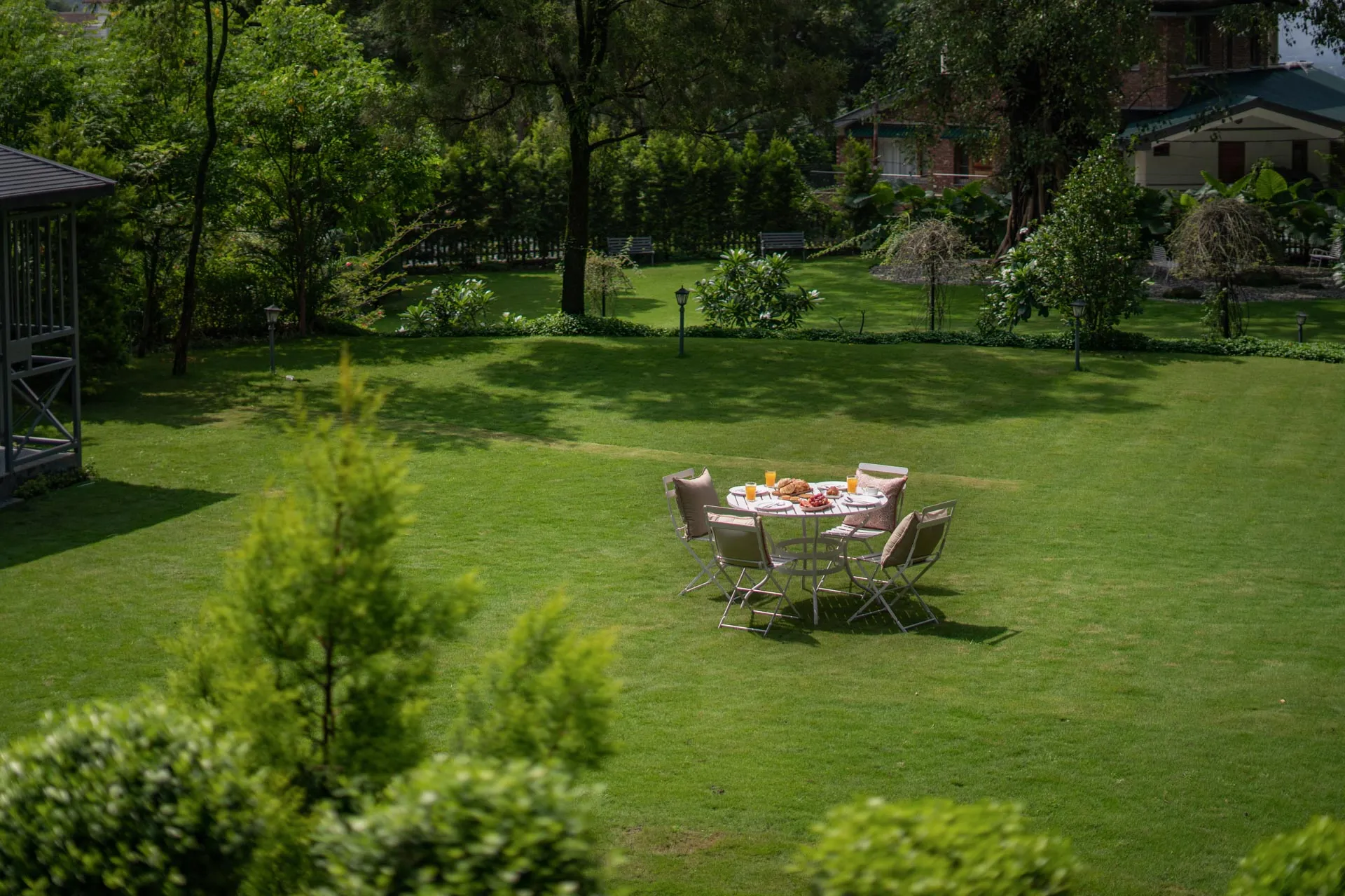 Ivy Cottage - Breakfast on the lawn