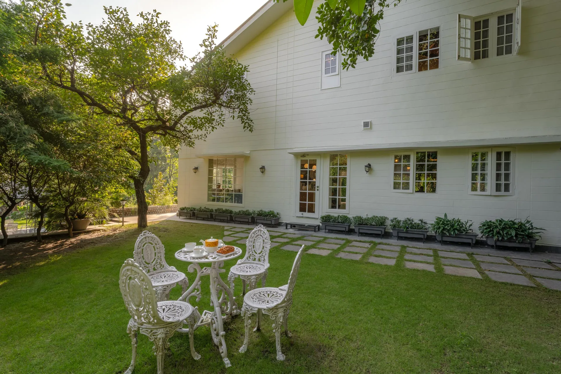 Ivy Cottage - Morning tea on the lawn