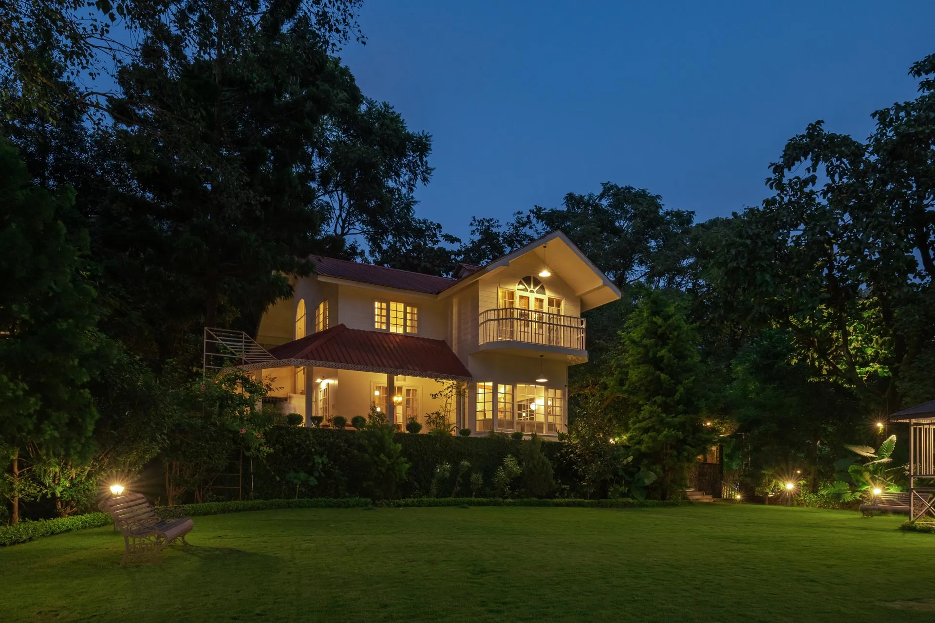 Ivy Cottage - Night facade