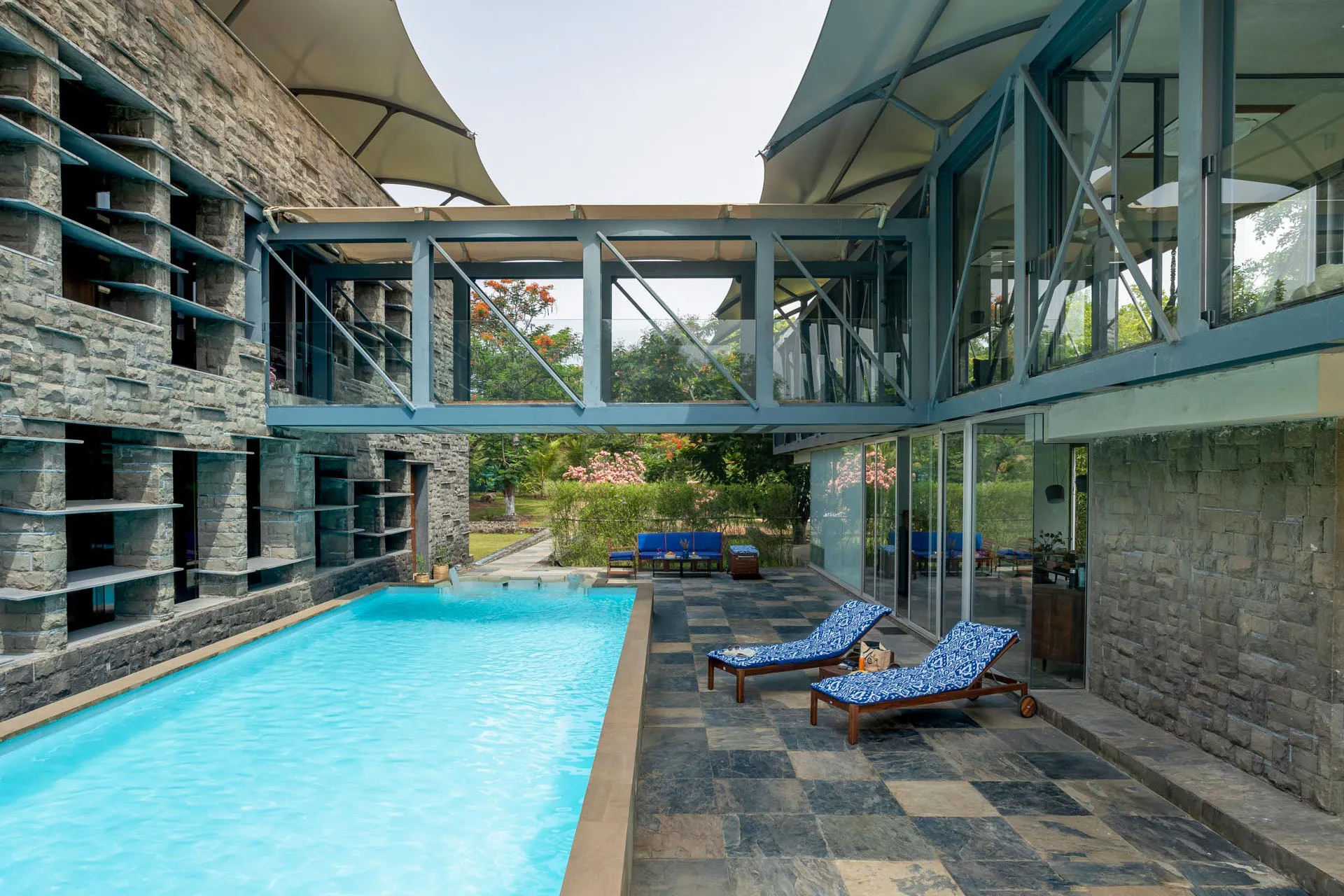 Maharajah House - Poolside