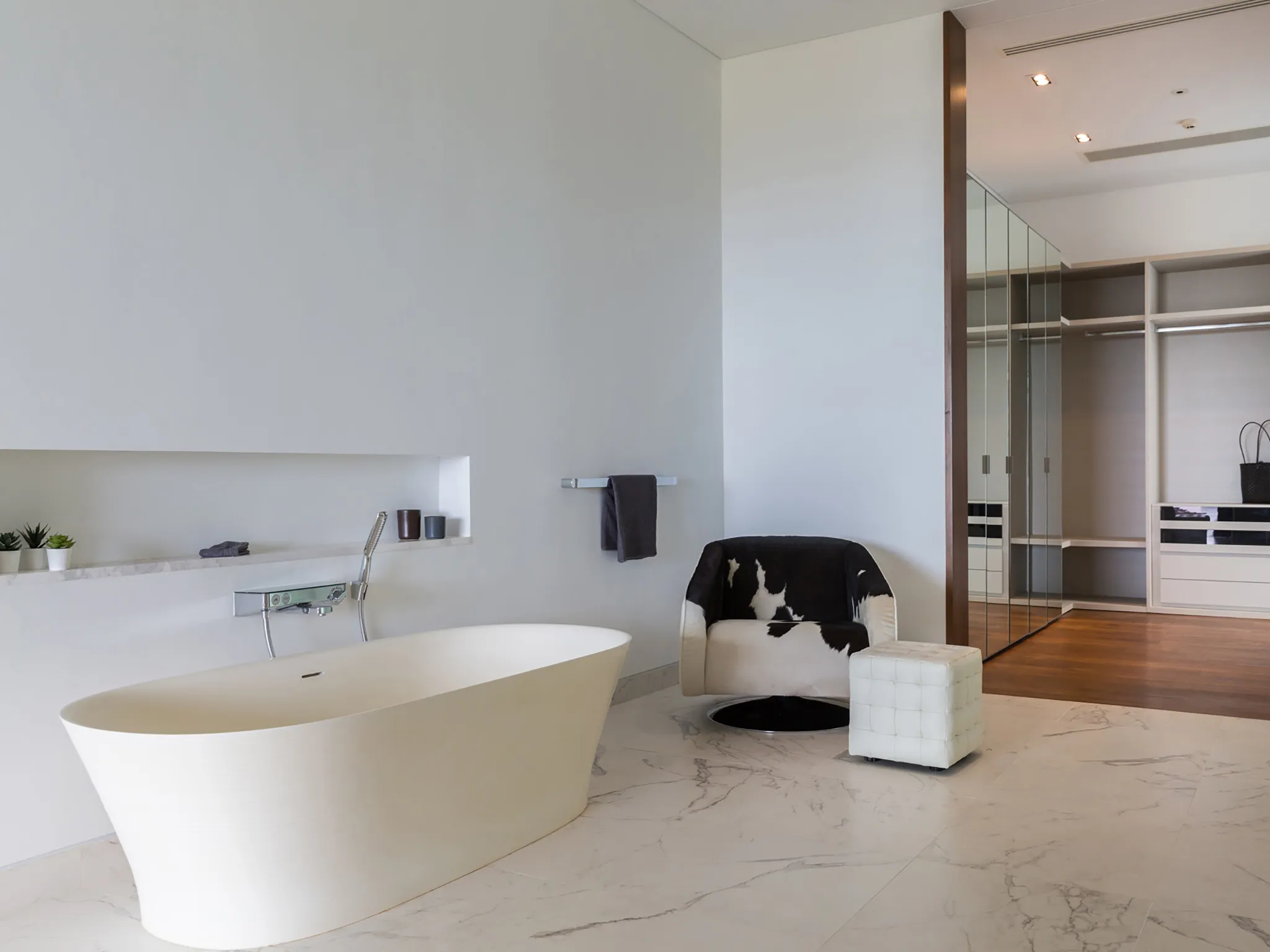 Malaiwana - Patio Duplex - Master bathroom and walkin closet