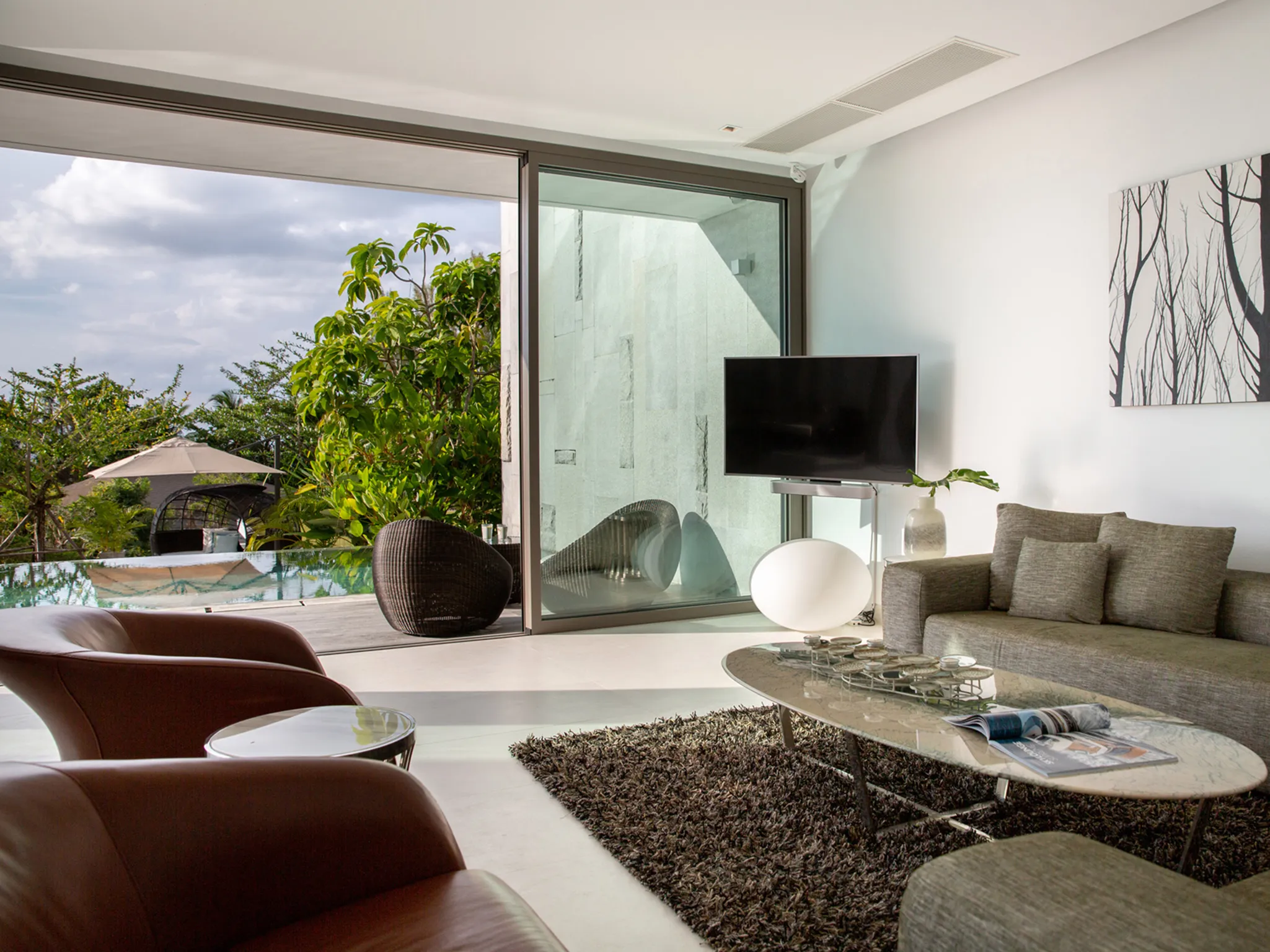 Malaiwana - Patio Duplex - Living room and pool view