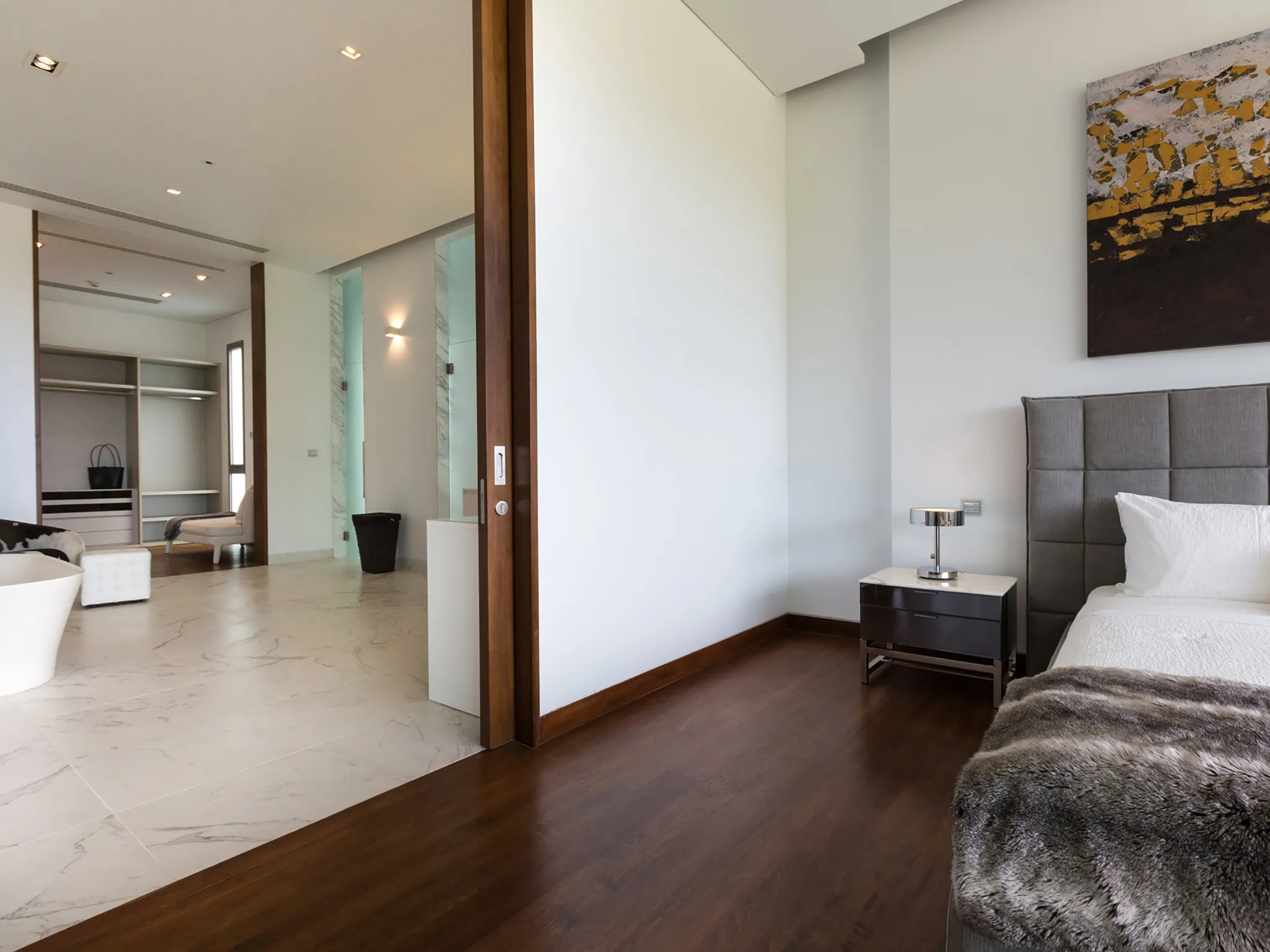 Malaiwana - Patio Duplex - Master bedroom and ensuite bathroom