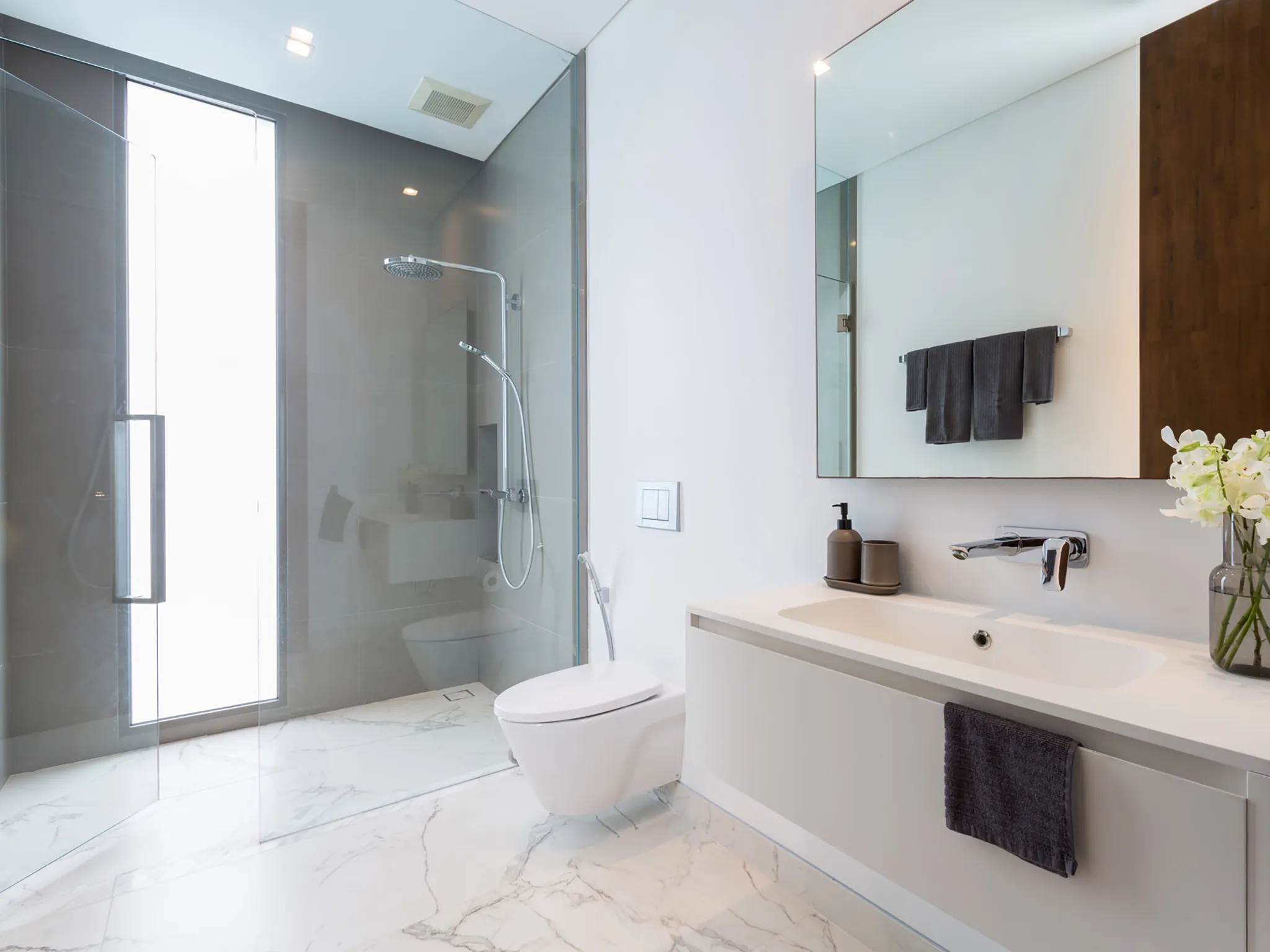 Malaiwana - Patio Duplex - Guest bedroom and ensuite bathroom
