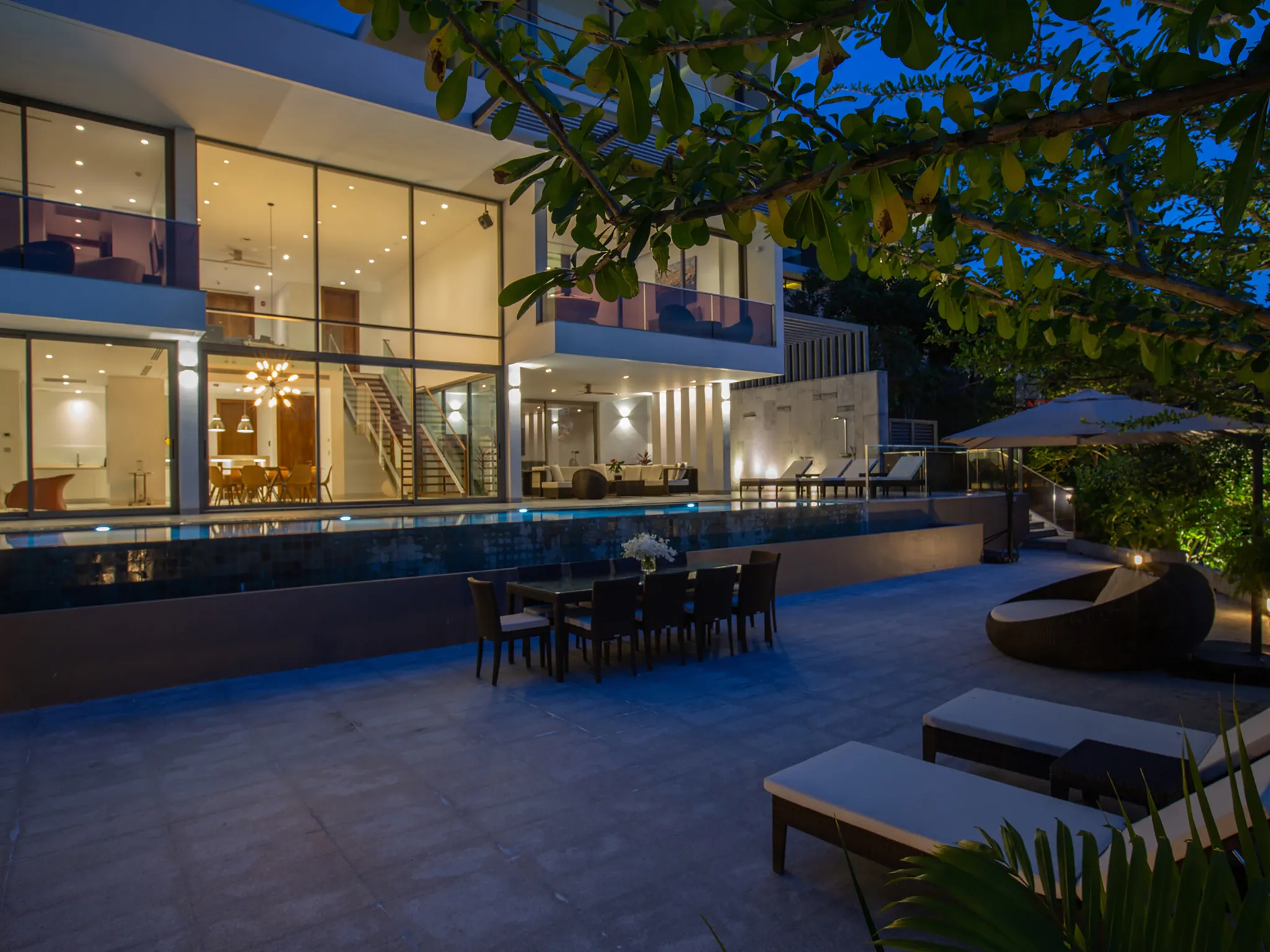 Malaiwana - Patio Duplex - Villa at night