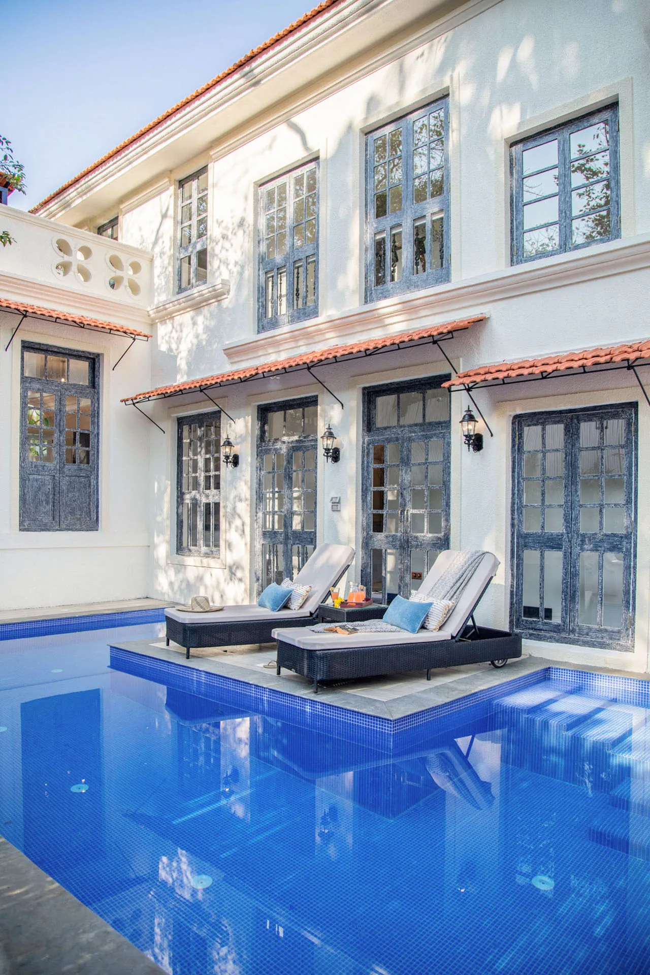 Monforte Villa E – Pool Side Seating Area
