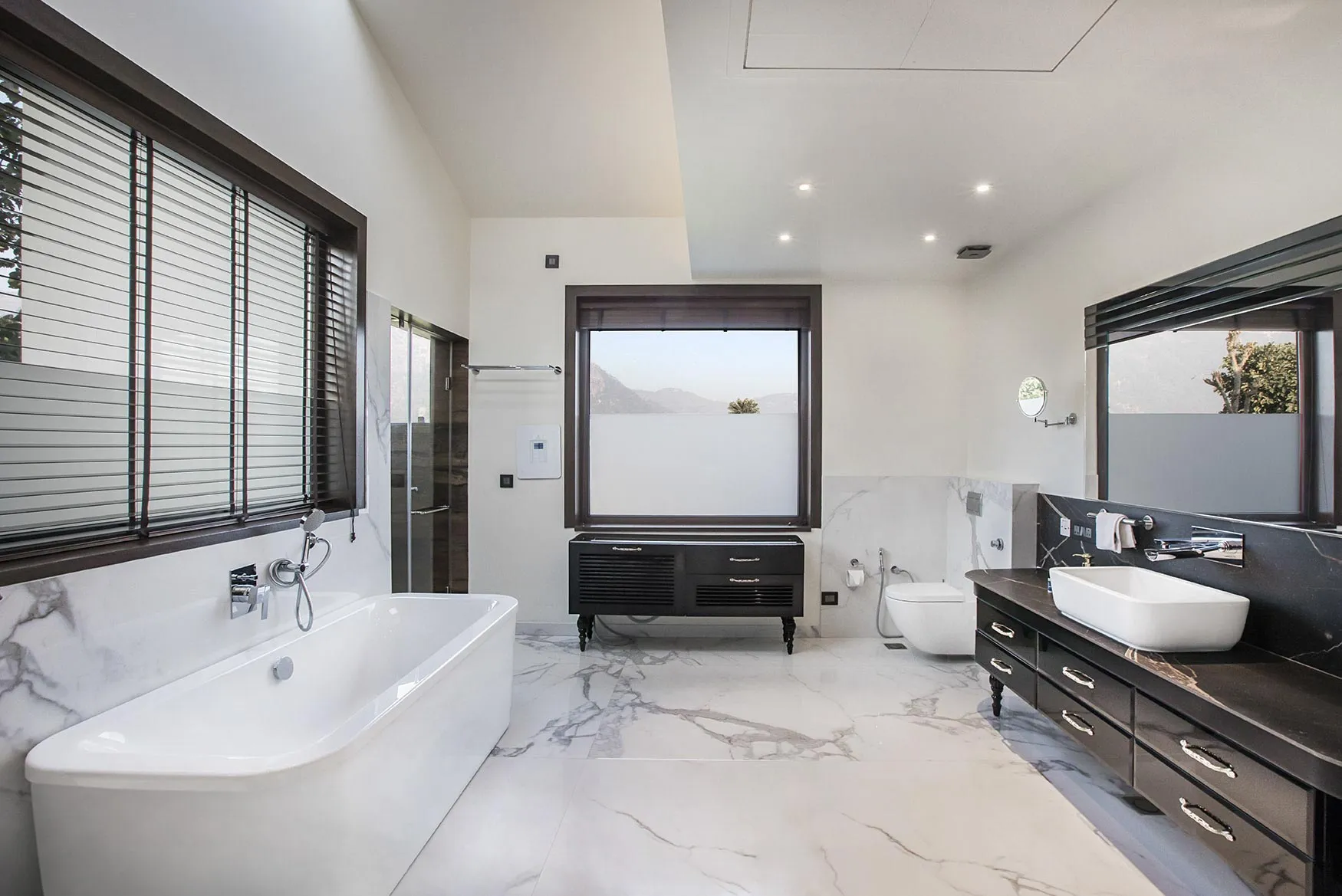 Amayaah - Rajasi Villa - Peacock (Master Bathroom - Bath Tub)