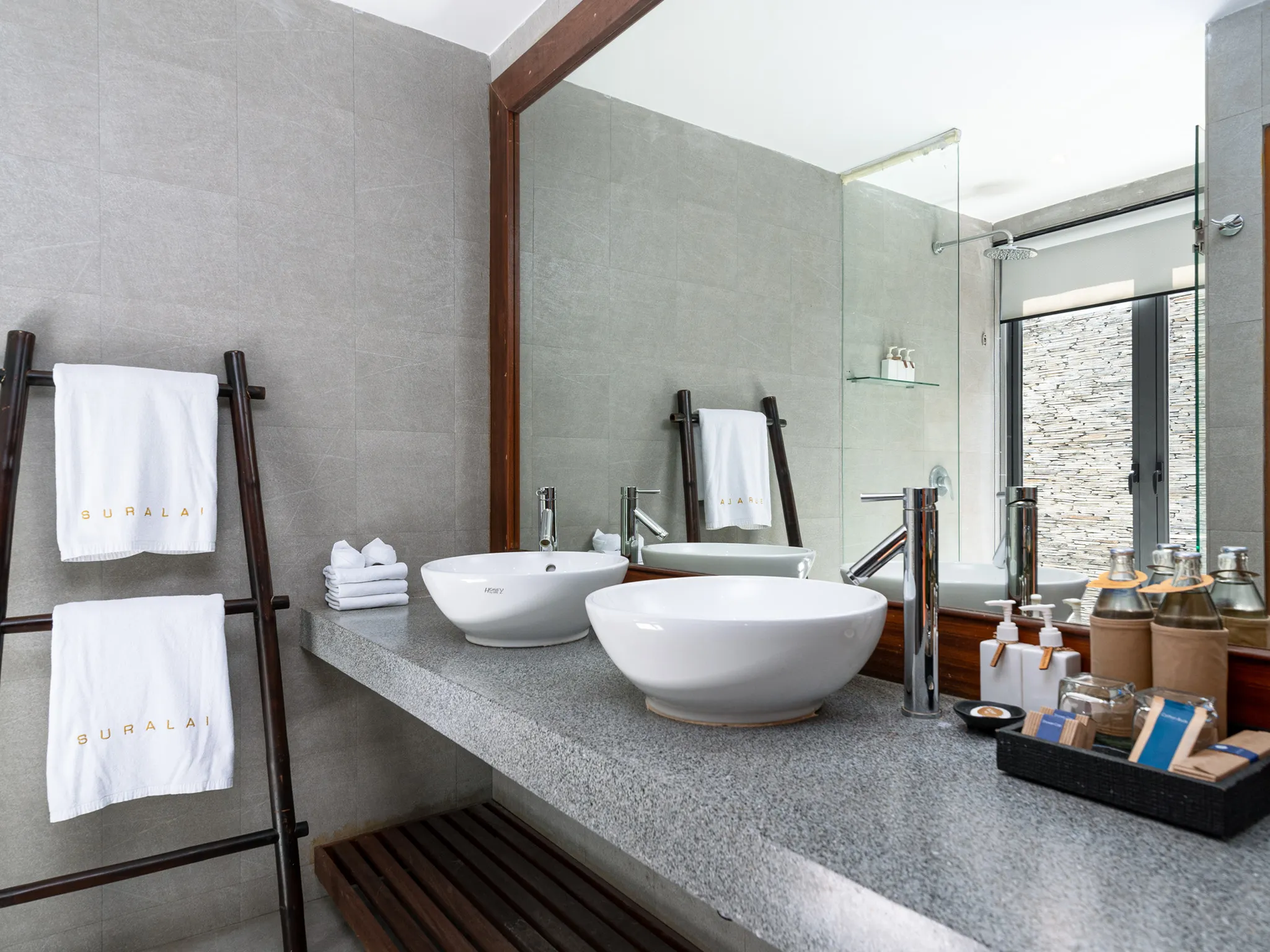 Villa Suralai - Ensuite bathroom amenities