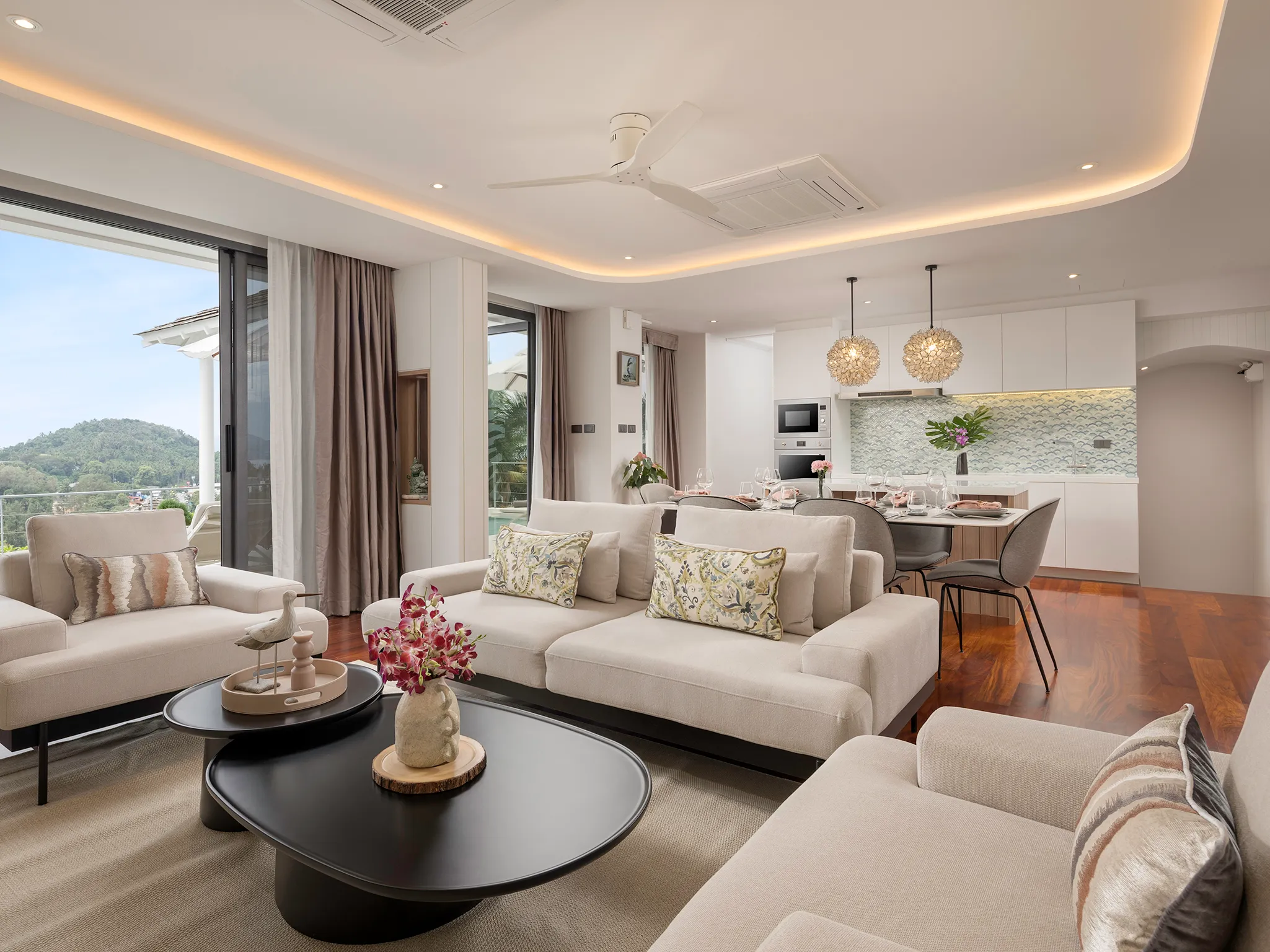 Surin Seaview Villa - Restful living area