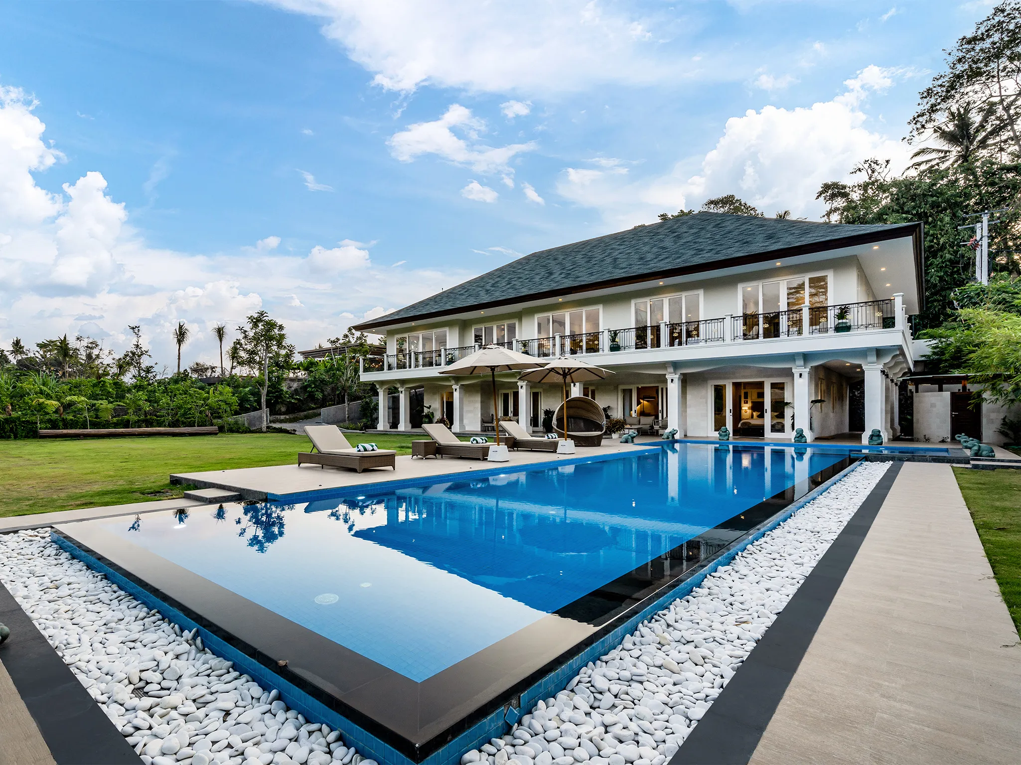 Pala Ubud - Villa Agung - Expansive lap pool by the lawn