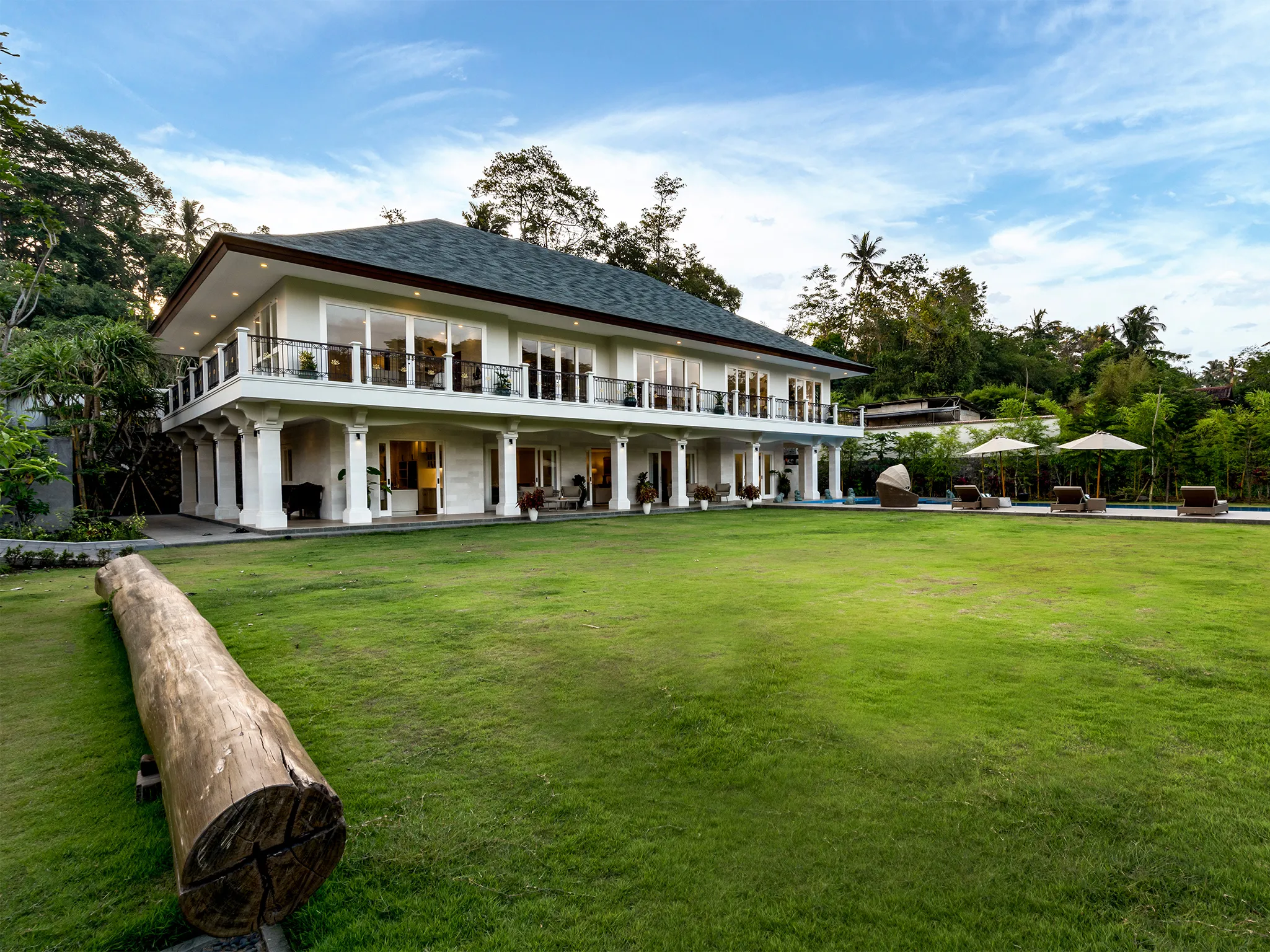 Pala Ubud - Villa Agung -Expansive lawn area perfect for any celebration