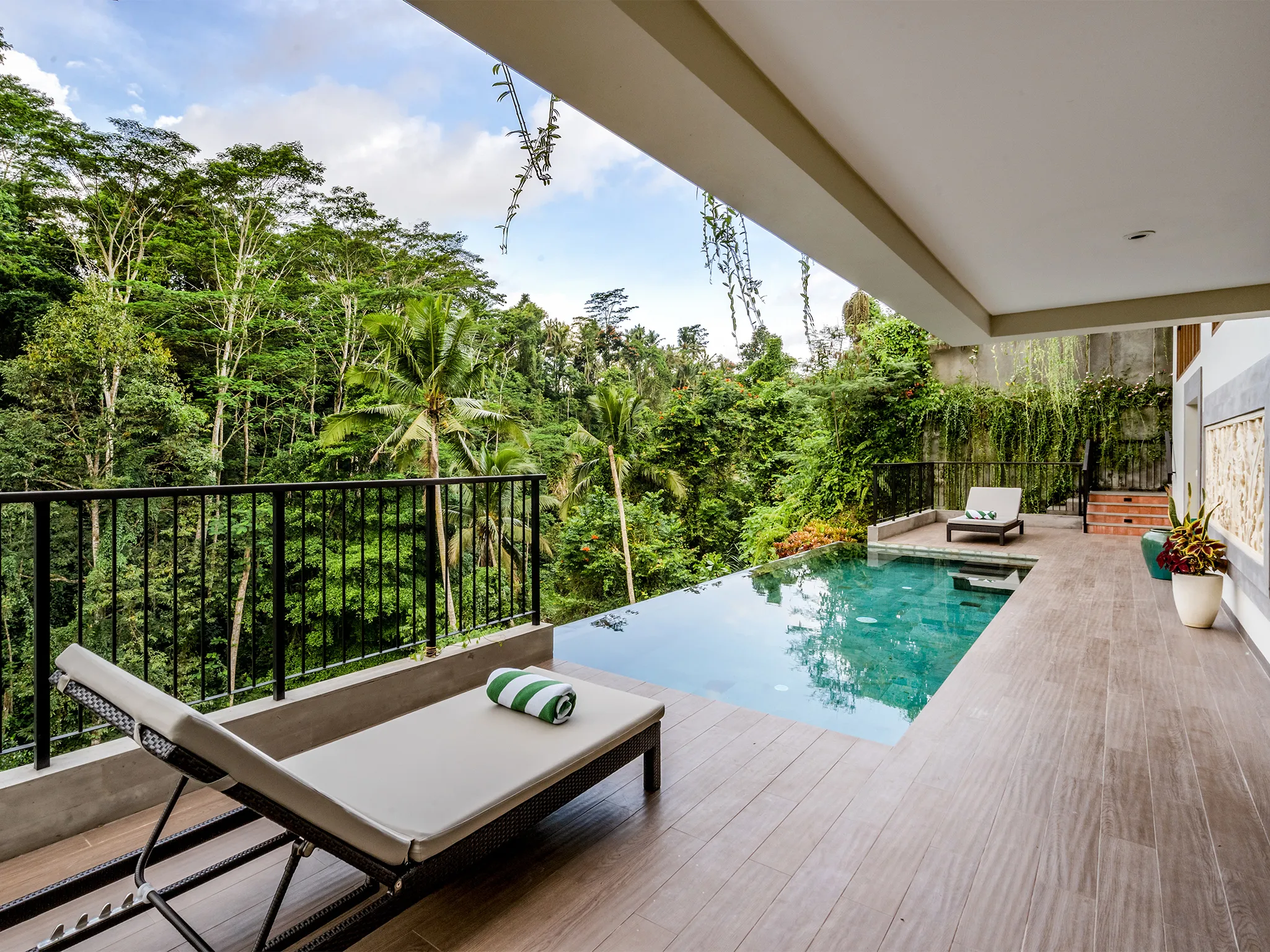 Pala Ubud - Villa Batur - Gorgeous view of nature from the cantilever pool deck