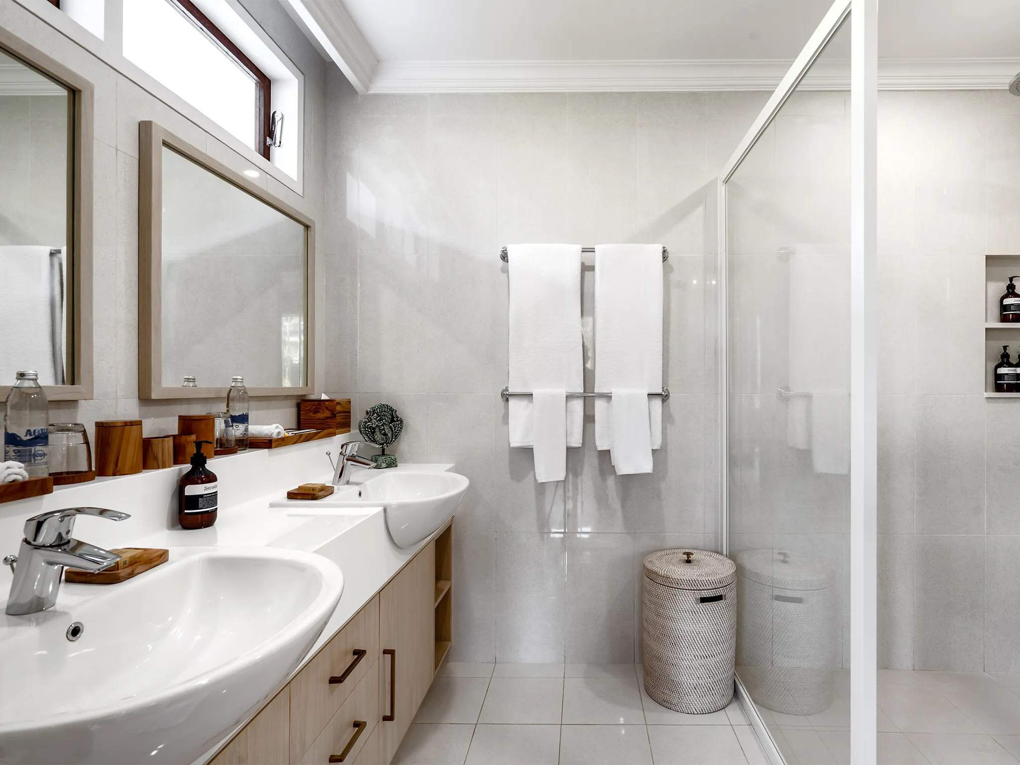 Pala Ubud - Villa Seraya A - Lovely double vanity en suite bathroom