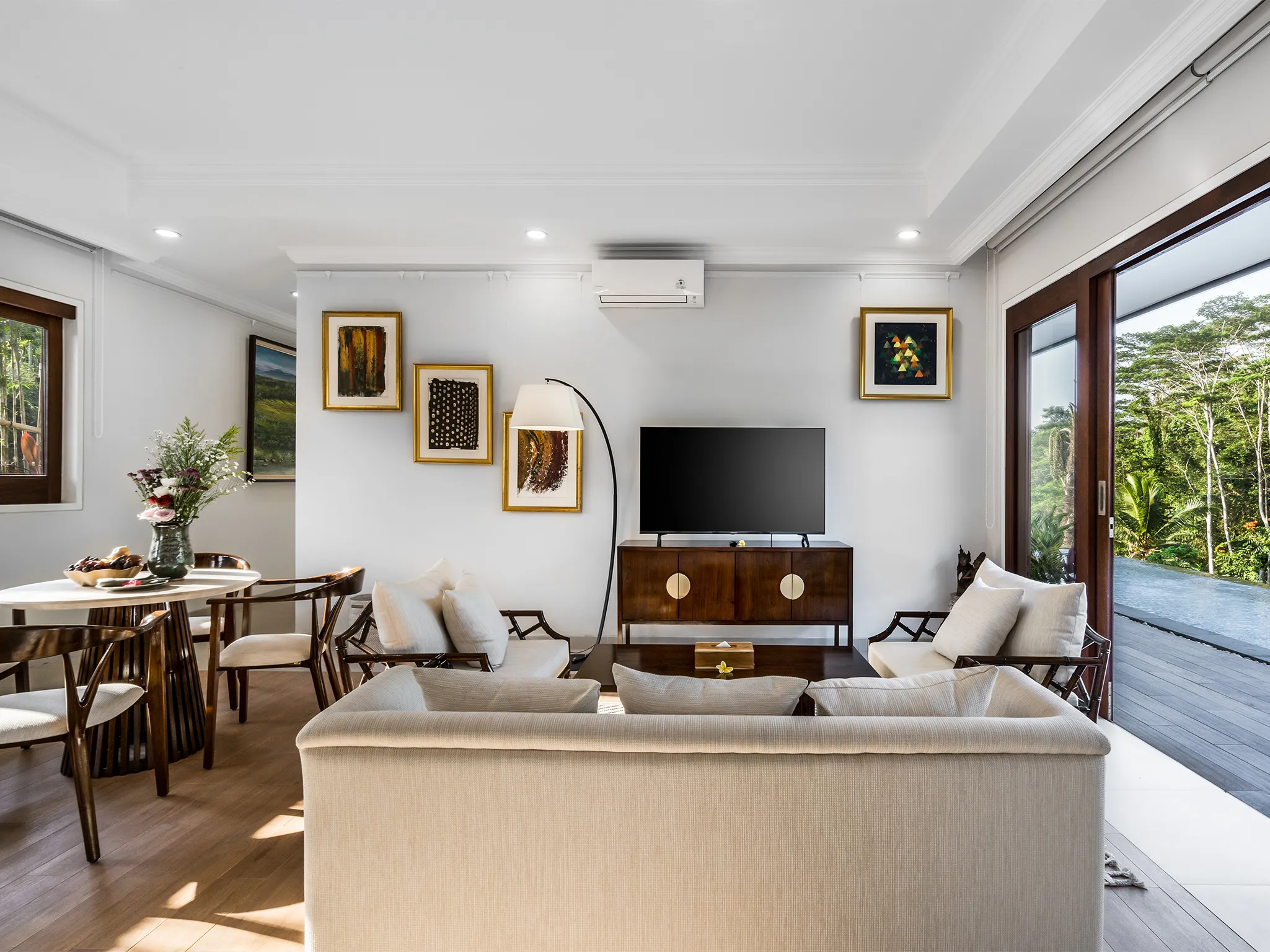 Pala Ubud - Villa Seraya A - Cosy modern classic interior living spaces