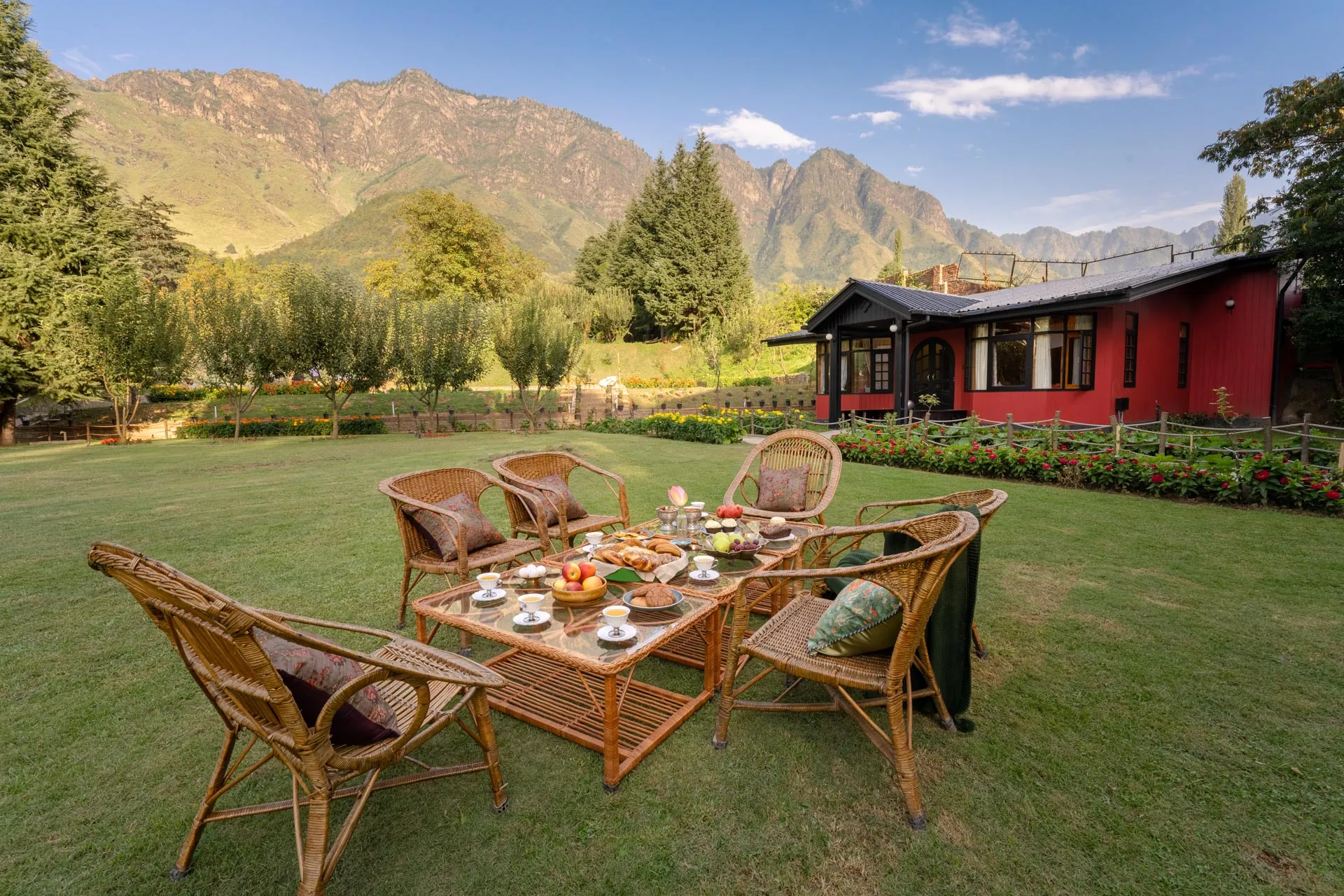 Zaznar - The Red Cottage - Breakfast on the lawn