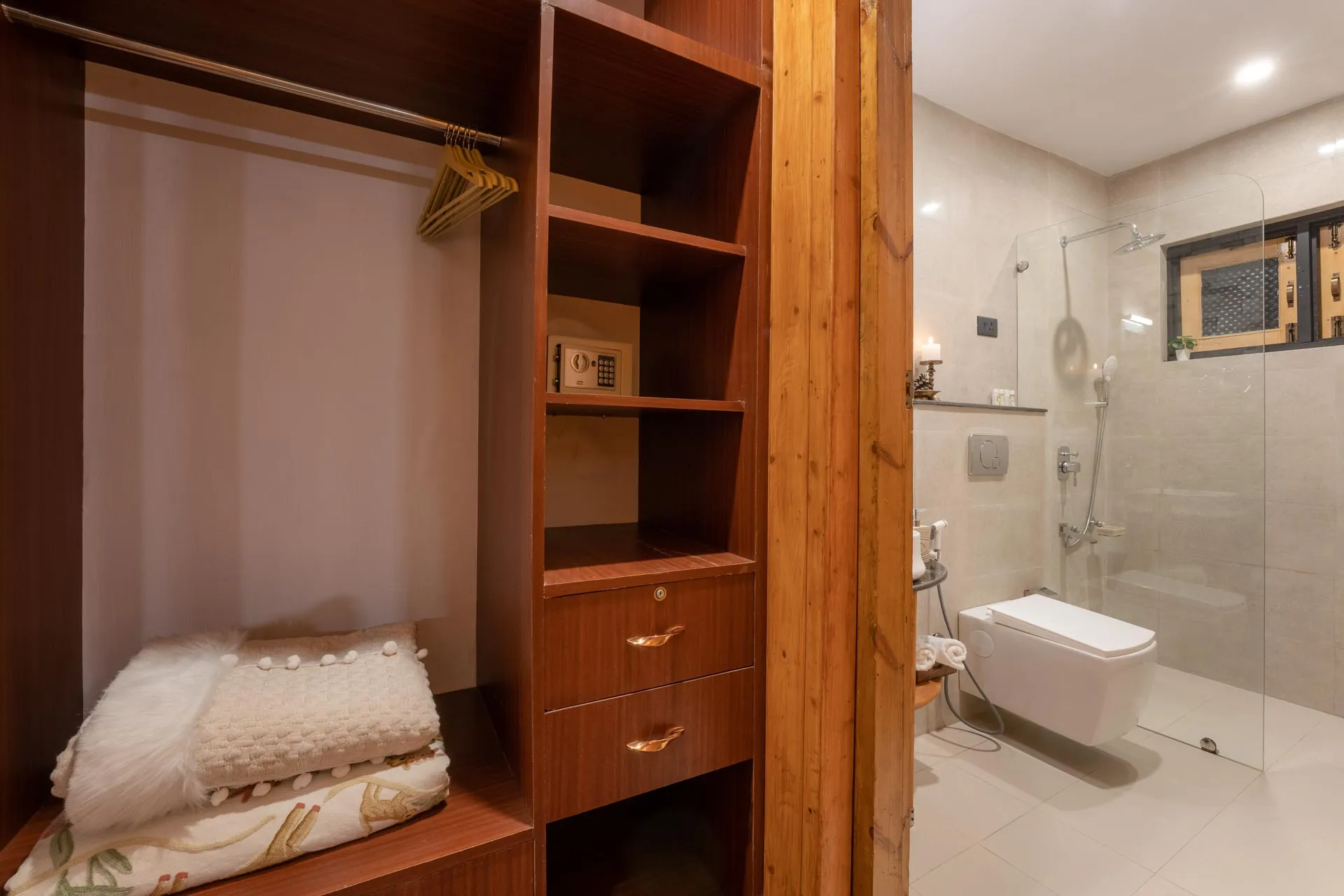 Zaznar - The Red Cottage - Closet and bathroom
