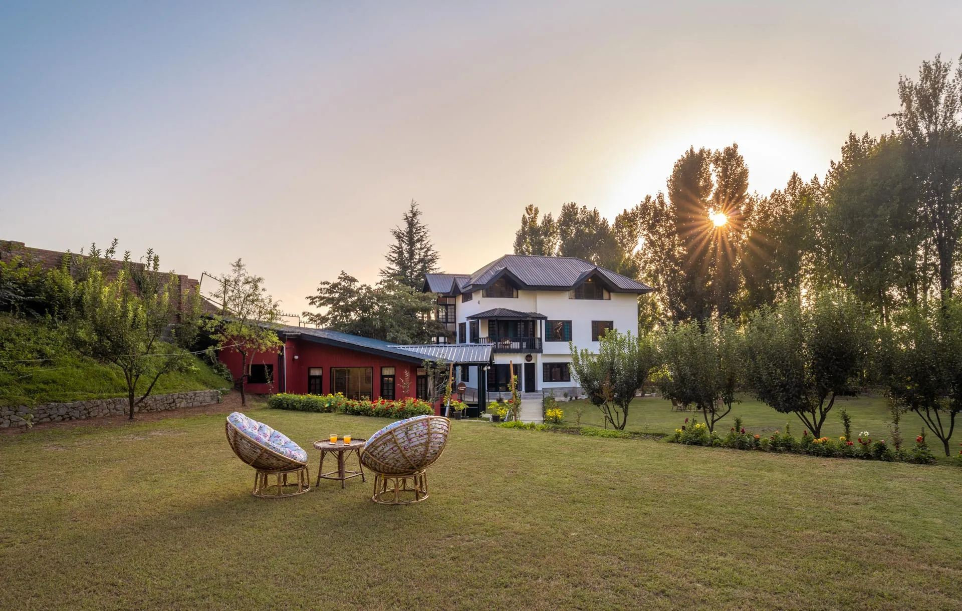 Zaznar - The Red Cottage - Garden sunset view