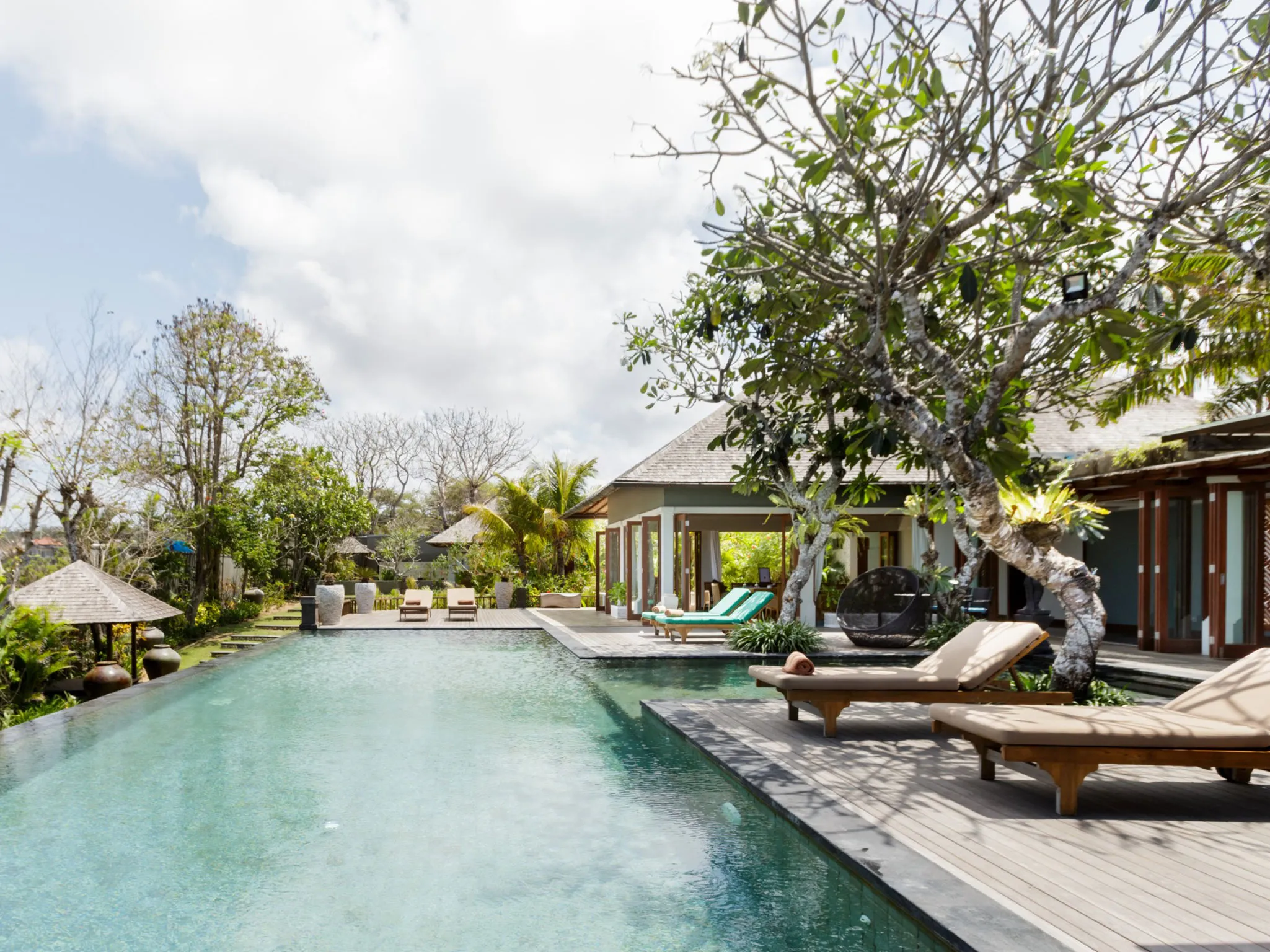 The Shanti Residence - Pool and Sun Loungers