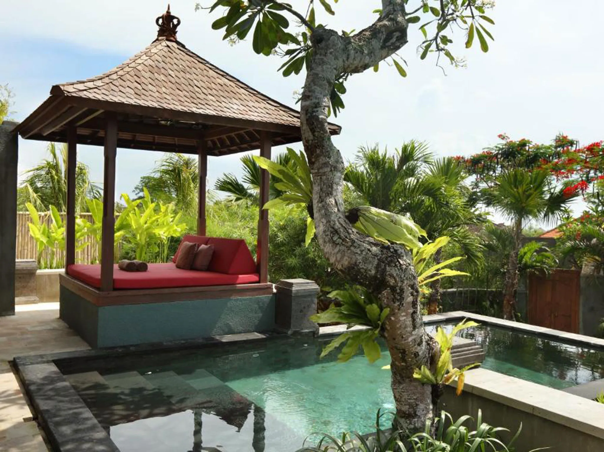 The Shanti Residence - Relax by the Pool