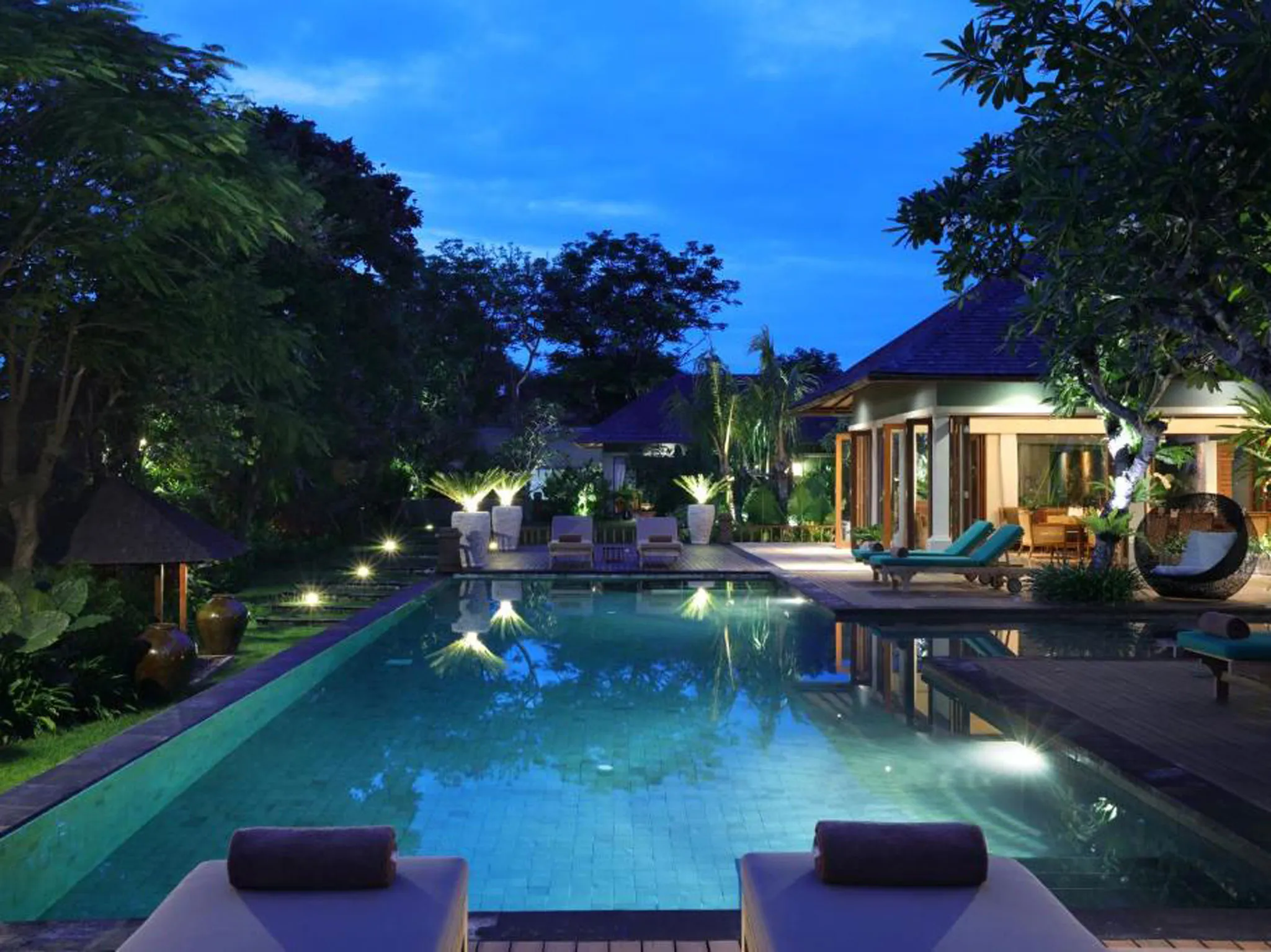 The Shanti Residence - Pool at Dusk