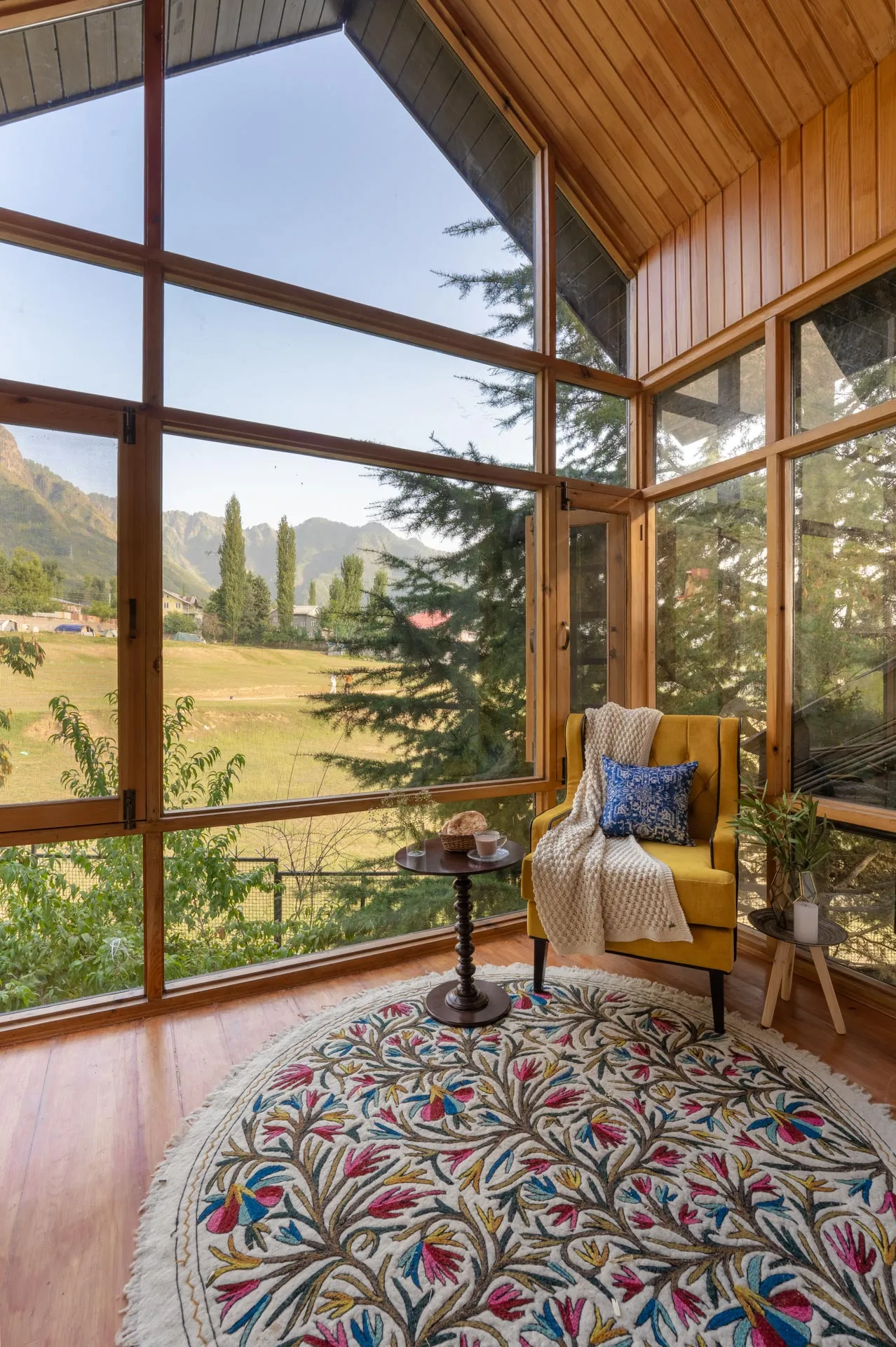 Zaznar - The White House - Landing with mountain views
