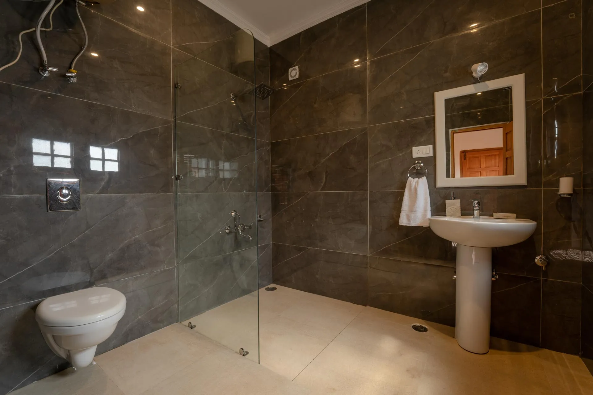 Zaznar - The White House - Villa for rent in Srinagar