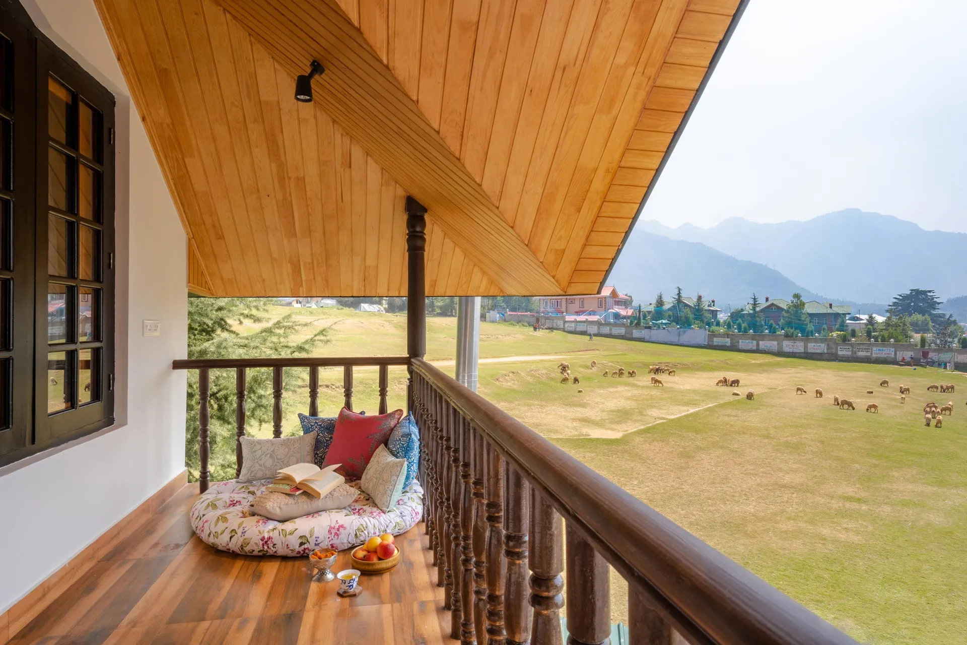 Zaznar - The White House - Balcony seating with views
