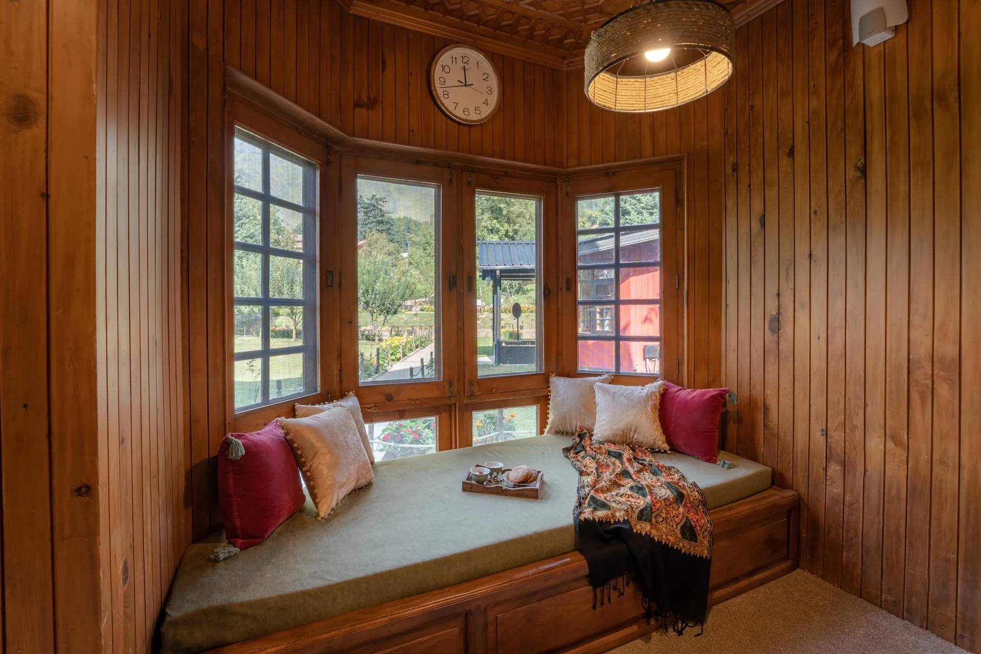 Zaznar - The White House - Living area window seating