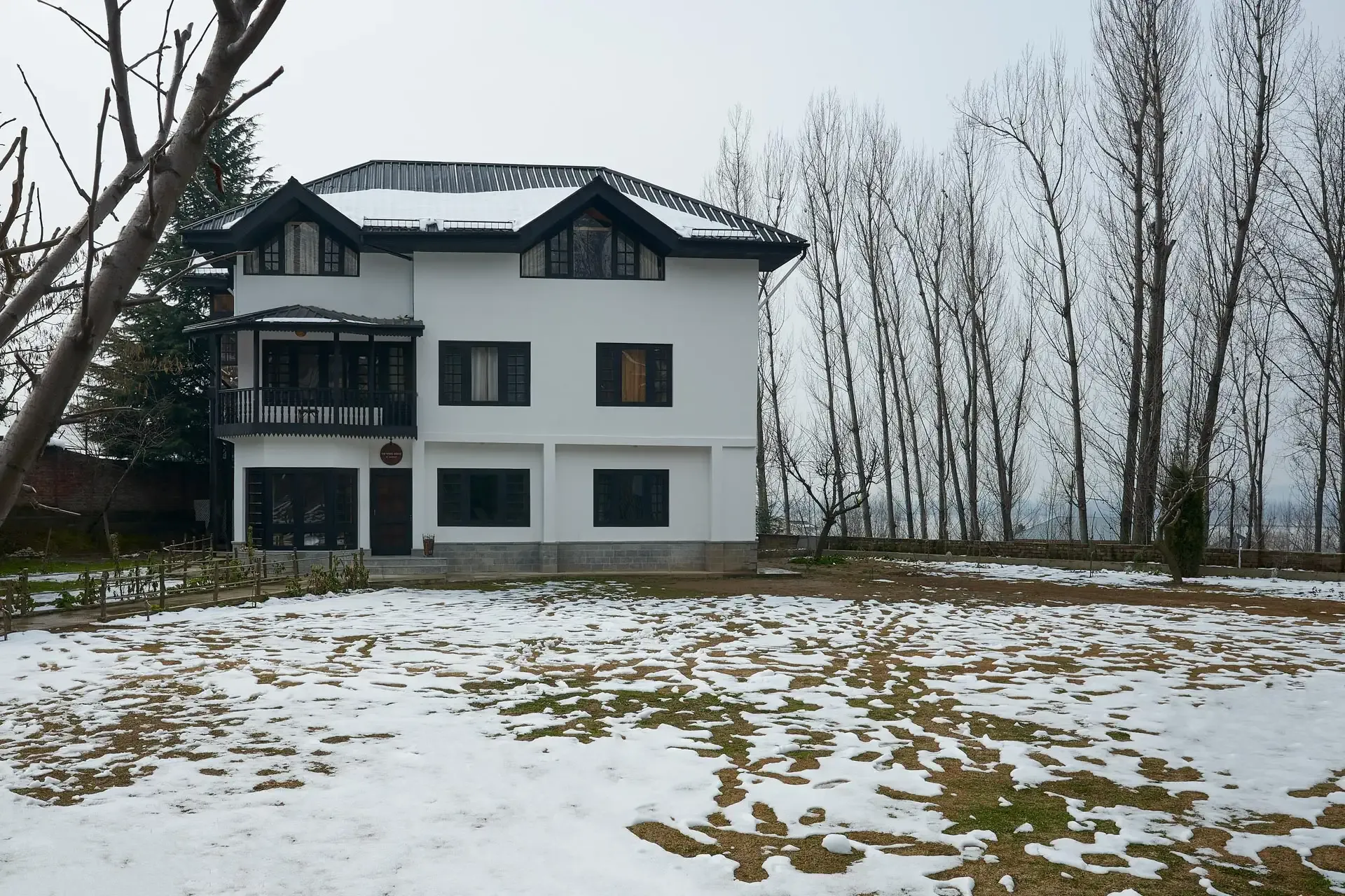 Zaznar - The White Cottage - Facade