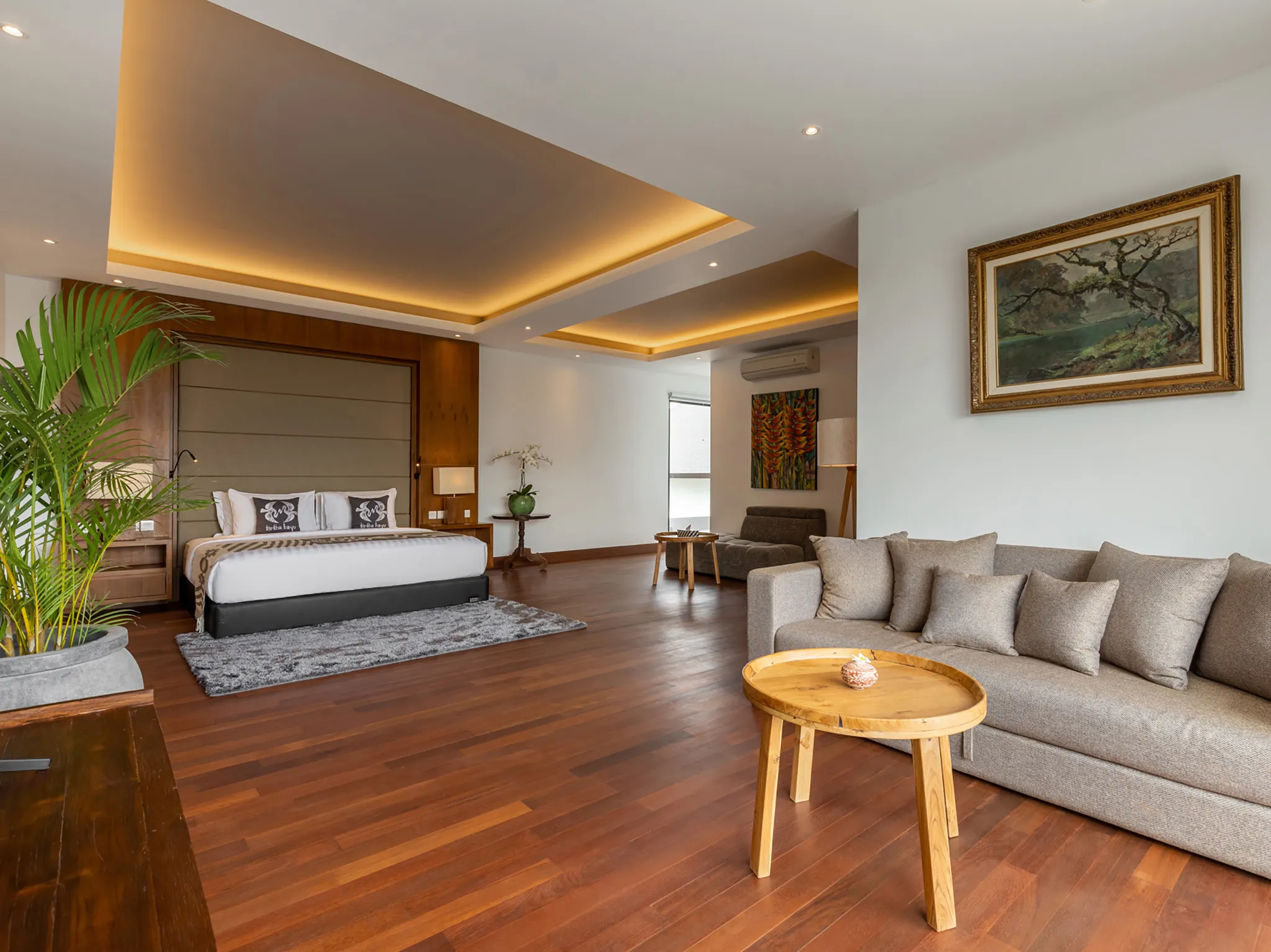 Tirtha Bayu Villa I - Spacious sitting room in Deluxe Suite