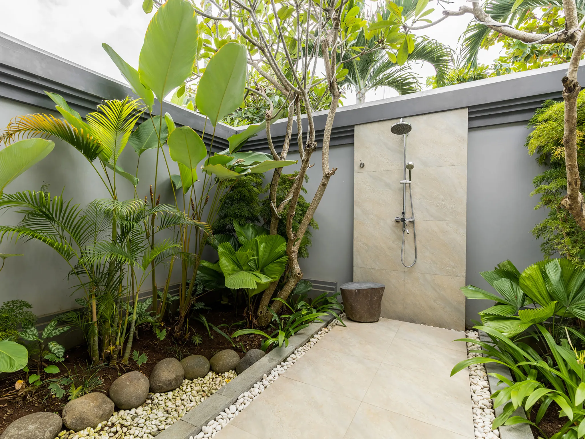 Tirtha Bayu Villa I - Tropical setting outdoor shower